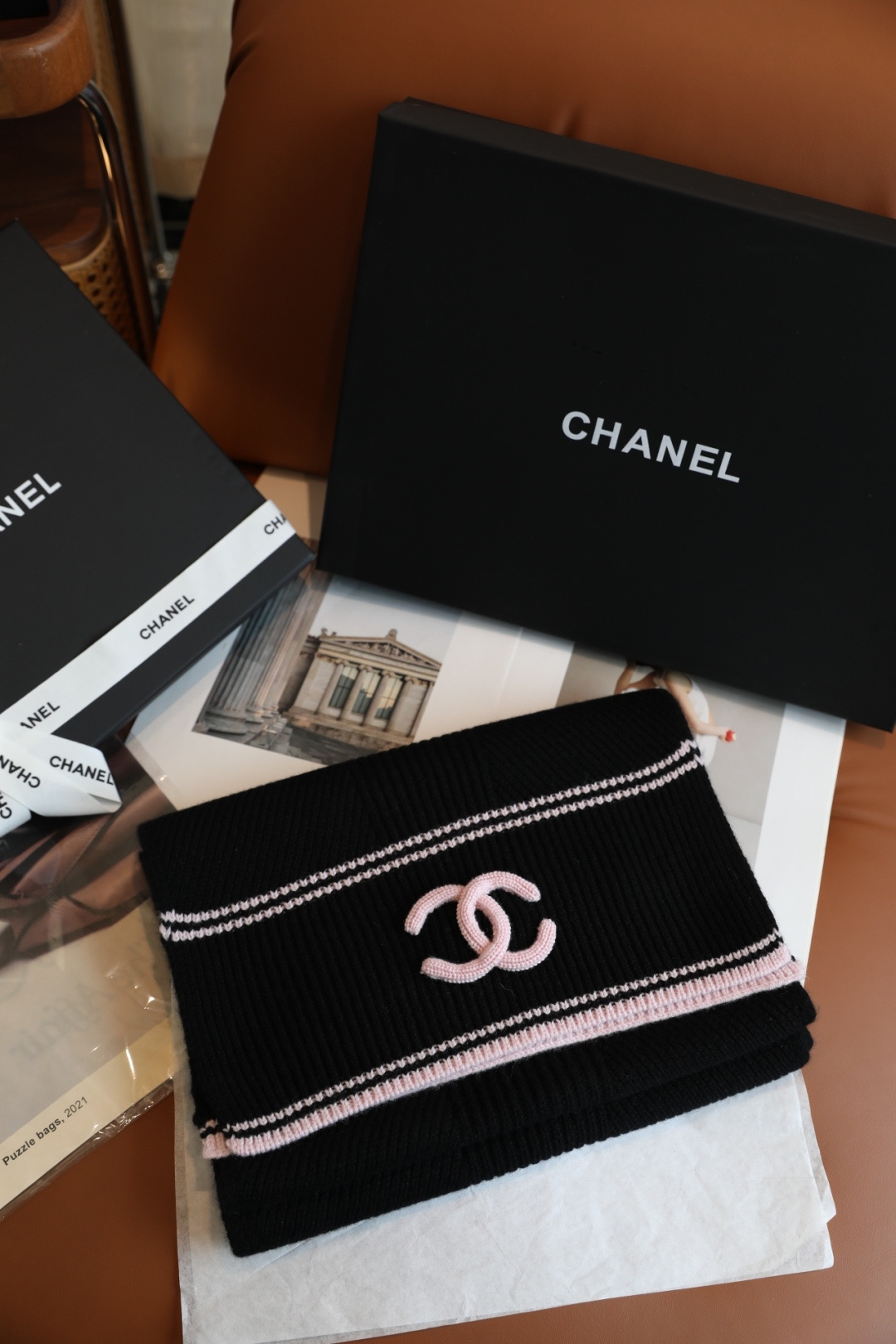 NO:586816,Batch [Fashionable Autumn and Winter!  Chane striped weaving craft worsted wool cashmere knitted shawl scarf】three stripes in one scarf, super luxurious and tasteful, so good-looking!  !  !  Super warm!  !  !  The temperature has dropped so much recently, I recommend this to you, it is both stylish and warm!  !  Inherent sense of superiority and superb taste!  !  Bring your own 'advanced face'!  It looks simple, but the upper body is very beautiful!  Very Chanel!  !  Elegant and graceful~completely 'combine romance, big name and elegance'!  Scarf size specification 35*200cm ordinary scarf, ordinary scarf, chanel, shawls19860909批【时髦秋冬季！Chane条纹编织工艺精纺羊毛羊绒针织披肩围巾】一条围巾三种条纹 超级奢华有品味,好看死了！！！超级保暖！！！最近降温太厉害了,推荐这款给你们,造型保暖两不误！！骨子里的优越感和高极品味！！ 自带“高级脸”！看似简洁,上身却是好看的很！非常的Chanel！！高雅致优美~完全是“集浪漫、大牌和优雅于一身”！ 围巾尺寸规格35*200cm普通围巾,普通围巾,chanel,shawls,scarf