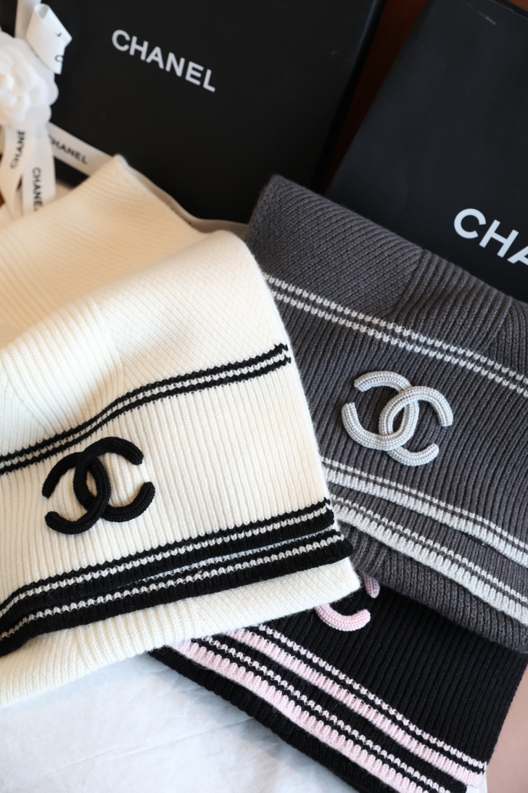 NO:714570,Batch [Fashionable Autumn and Winter!  Chane striped weaving craft worsted wool cashmere knitted shawl scarf】three stripes in one scarf, super luxurious and tasteful, so good-looking!  !  !  Super warm!  !  !  The temperature has dropped so much recently, I recommend this to you, it is both stylish and warm!  !  Inherent sense of superiority and superb taste!  !  Bring your own 'advanced face'!  It looks simple, but the upper body is very beautiful!  Very Chanel!  !  Elegant and graceful~completely 'combine romance, big name and elegance'!  Scarf size specification 35*200cm ordinary scarf, ordinary scarf, chanel, shawls19860909批【时髦秋冬季！Chane条纹编织工艺精纺羊毛羊绒针织披肩围巾】一条围巾三种条纹 超级奢华有品味,好看死了！！！超级保暖！！！最近降温太厉害了,推荐这款给你们,造型保暖两不误！！骨子里的优越感和高极品味！！ 自带“高级脸”！看似简洁,上身却是好看的很！非常的Chanel！！高雅致优美~完全是“集浪漫、大牌和优雅于一身”！ 围巾尺寸规格35*200cm普通围巾,普通围巾,chanel,shawls,scarf