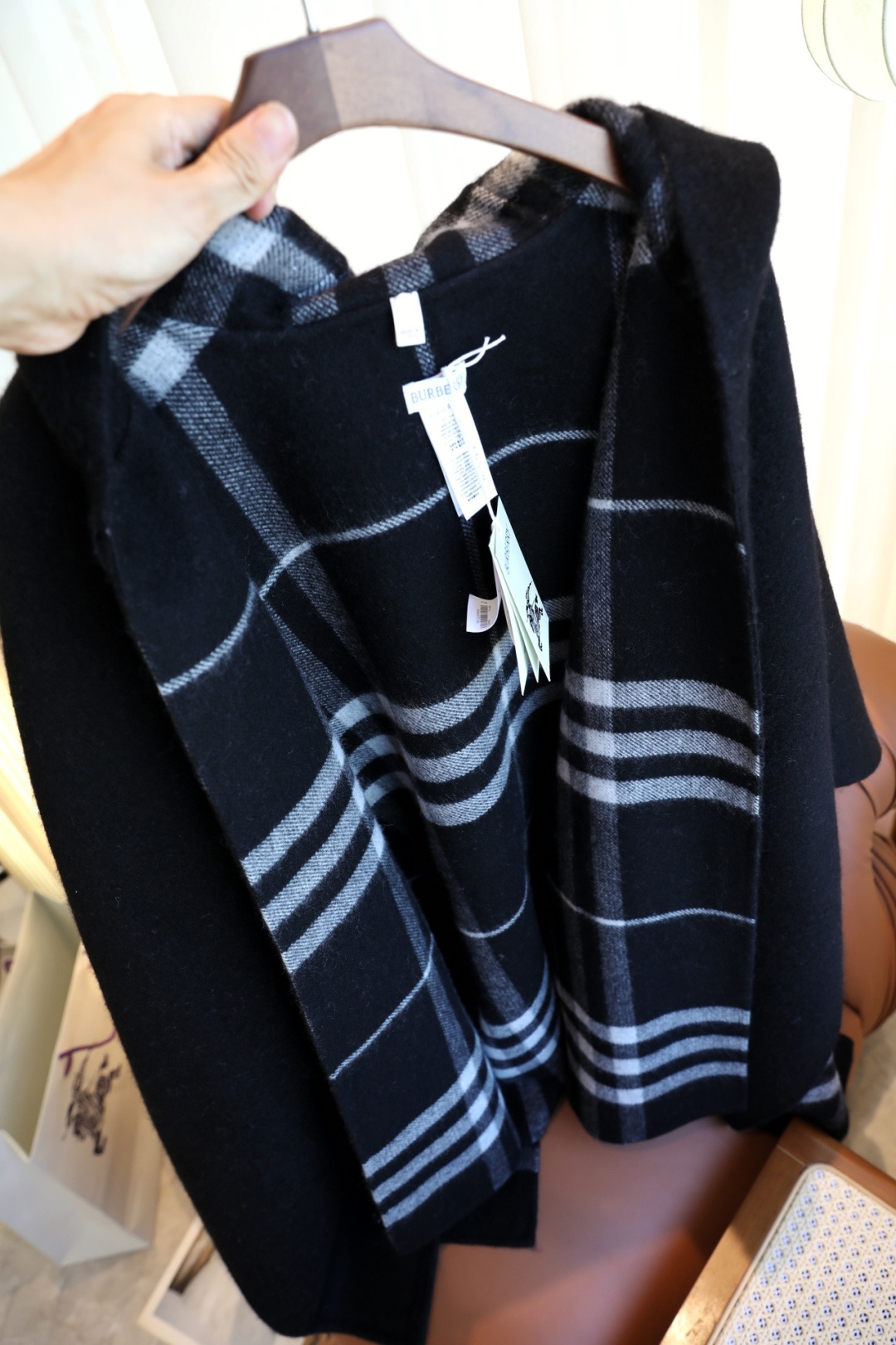 NO:552647,The same shawl as Zhang Jingyi, full of atmosphere!  Burberry’s rare and rare item!  Get your shawl and cloak, the most practical in autumn and winter, it can be used as a coat, cloak, or blanket. Variety of styles. Noble and elegant. Super practical and beautiful to match. The material is cashmere, delicate, soft and comfortable. Size 176×120cm. Ordinary scarf, ordinary scarf, burberry, blankets, shawls19860909批张婧仪同款披肩 ,氛围感十足！ Burberry可遇不可求的王炸级单品！ 拔草你的披肩斗篷,秋冬实用第一名大衣,斗篷,毯子都能当.百变造型.尊贵高雅.超级实用而且怎么搭怎么美.面料山羊绒,细腻柔软舒适.尺寸176×120cm.普通围巾,普通围巾,burberry,blankets,shawls,scarf