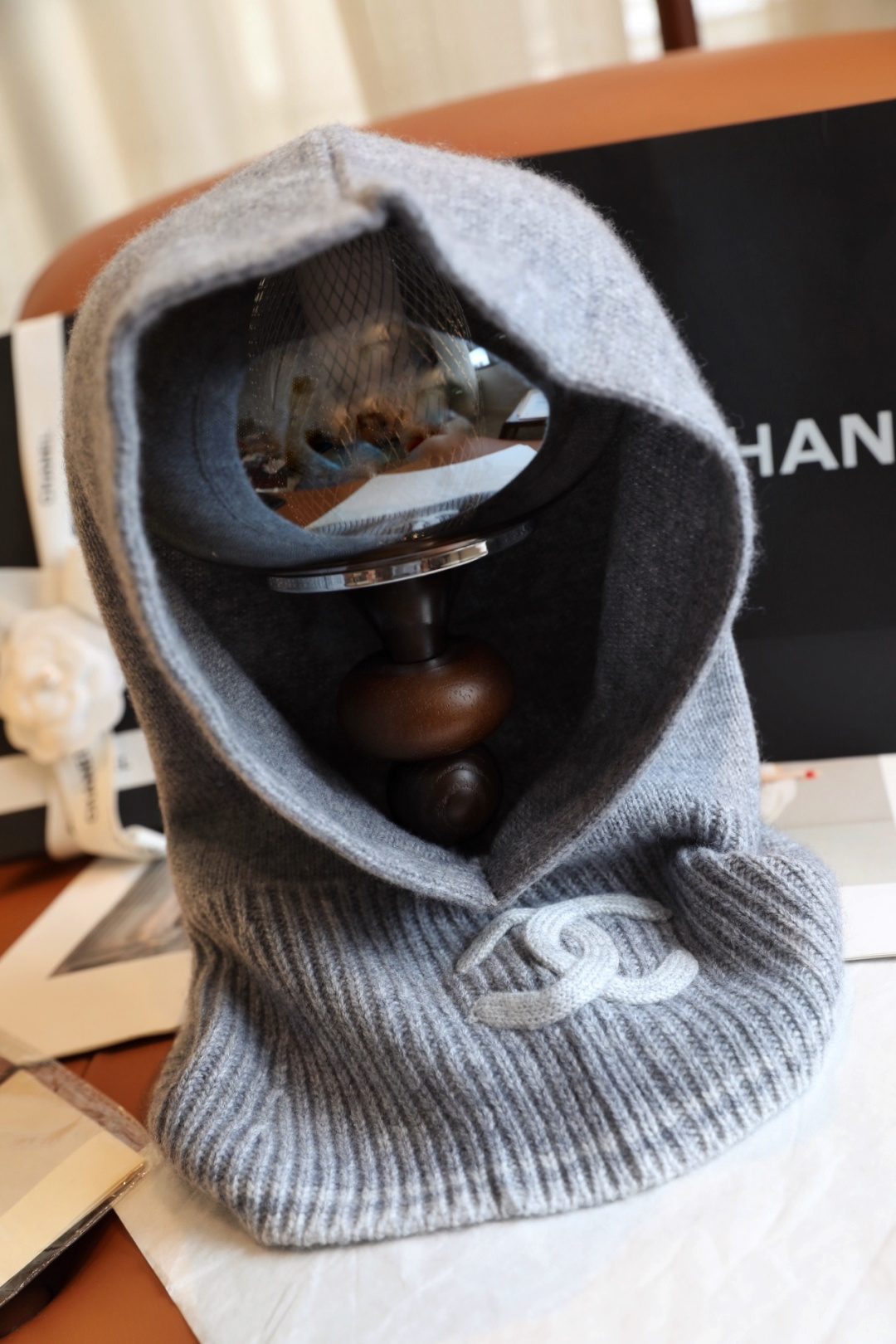 NO:603159,Batch of high luxury Chanel 25B knitted cashmere hat. Autumn and winter series. Original quality hat and scarf. Dual-purpose. Unique luxury design. It is the perfect combination of neckband and hat. When it is cold, wear the hat to keep warm. When it is hot, put the hat outside the coat for decoration. Multi-purpose. Cashmere, size 55*60. Regular specifications. Everyone is suitable for such good products and good opportunities. Must seize. Ordinary scarf, ordinary scarf, chanel, hats19860909批 高奢Chanel 25B针织羊绒帽 秋冬系列流弊原单品质帽子围脖双用途多功能.独特奢华设计,是脖套和帽子的完美结合.天冷把帽子带起来保暖.天热把帽子放在大衣外装饰.一举多得.山羊绒,尺寸55*60.常规规格每个人适合这样的好货好机会必须抓.普通围巾,普通围巾,chanel,hats,scarf