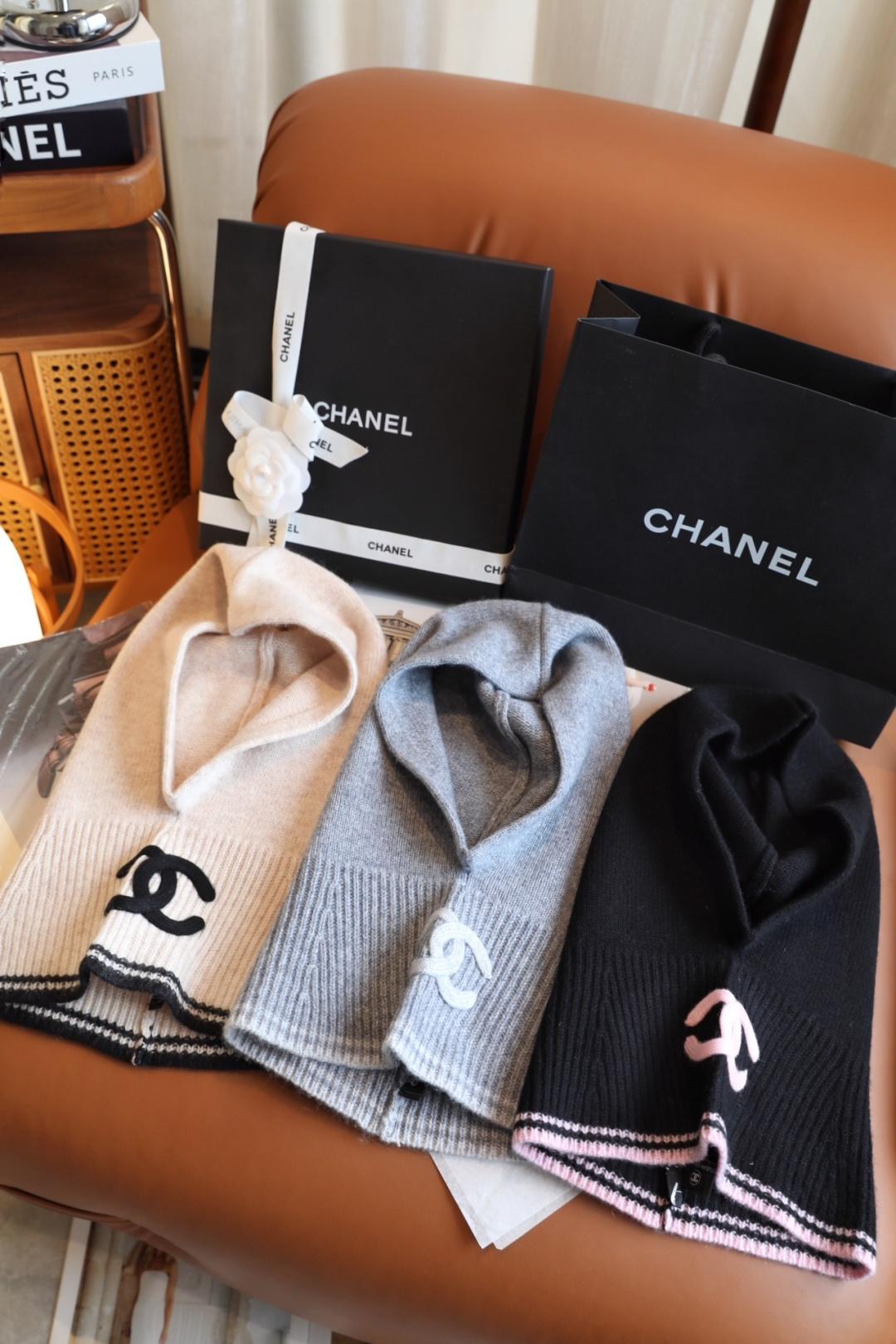 NO:603153,Batch high luxury Chanel 25B knitted cashmere hat. Autumn and winter series. Original quality hat and scarf. Dual-purpose. Unique luxury design. It is the perfect combination of neckband and hat. When it is cold, wear the hat to keep warm. When it is hot, put the hat on the outside of the coat for decoration. Multi-purpose. Cashmere, size 55*60. Regular specifications. Everyone is suitable for such good goods and good opportunities. Must seize. Ordinary scarf, ordinary scarf, chanel, hats19860909批高奢Chanel 25B针织羊绒帽 秋冬系列流弊原单品质帽子围脖双用途多功能.独特奢华设计,是脖套和帽子的完美结合.天冷把帽子带起来保暖.天热把帽子放在大衣外装饰.一举多得.山羊绒,尺寸55*60.常规规格每个人适合这样的好货好机会必须抓.普通围巾,普通围巾,chanel,hats,scarf