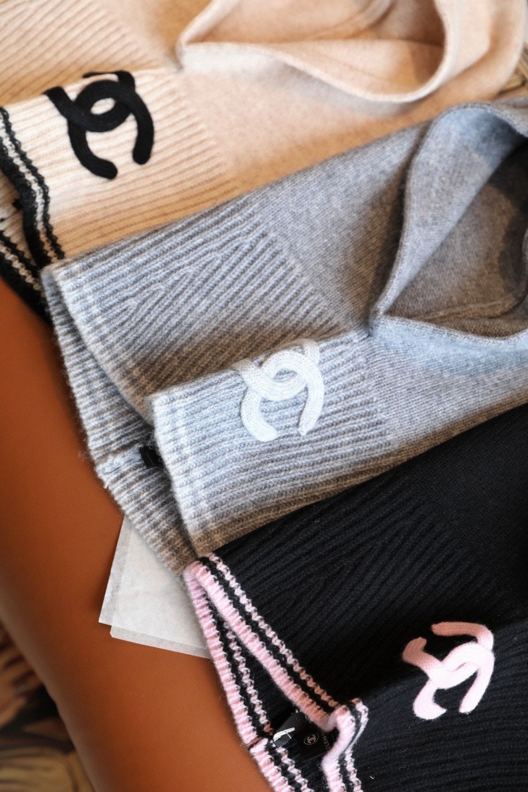 NO:603149,40 high luxury Chanel 25B knitted cashmere hat. Autumn and winter series. Original quality hat and scarf. Dual-purpose. Unique luxury design. It is the perfect combination of neckband and hat. When it is cold, wear the hat to keep warm. When it is hot, put the hat on the outside of the coat for decoration. Kill multiple birds with one stone. Cashmere, size 55*60. Regular specifications. Everyone is suitable for such good goods and good opportunities. Must seize. Ordinary scarf, ordinary scarf, chanel, hats1986090940高奢Chanel 25B针织羊绒帽 秋冬系列流弊原单品质帽子围脖双用途多功能.独特奢华设计,是脖套和帽子的完美结合.天冷把帽子带起来保暖.天热把帽子放在大衣外装饰.一举多得.山羊绒,尺寸55*60.常规规格每个人适合这样的好货好机会必须抓.普通围巾,普通围巾,chanel,hats,scarf