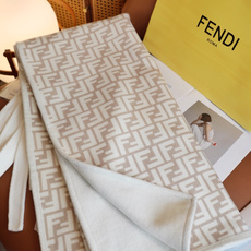 便宜版本 米白现货【FENDI双面提花羊绒披肩|奢雅双色,气场强大】 以珍稀羊绒织就匠心。这款双面提花斗篷披肩,两种配色 便宜版本 米白现货【FENDI双面提花羊绒披肩|奢雅双色,气场强大】 以珍稀羊绒织就匠心。这款双面提花斗篷披肩,两种配色