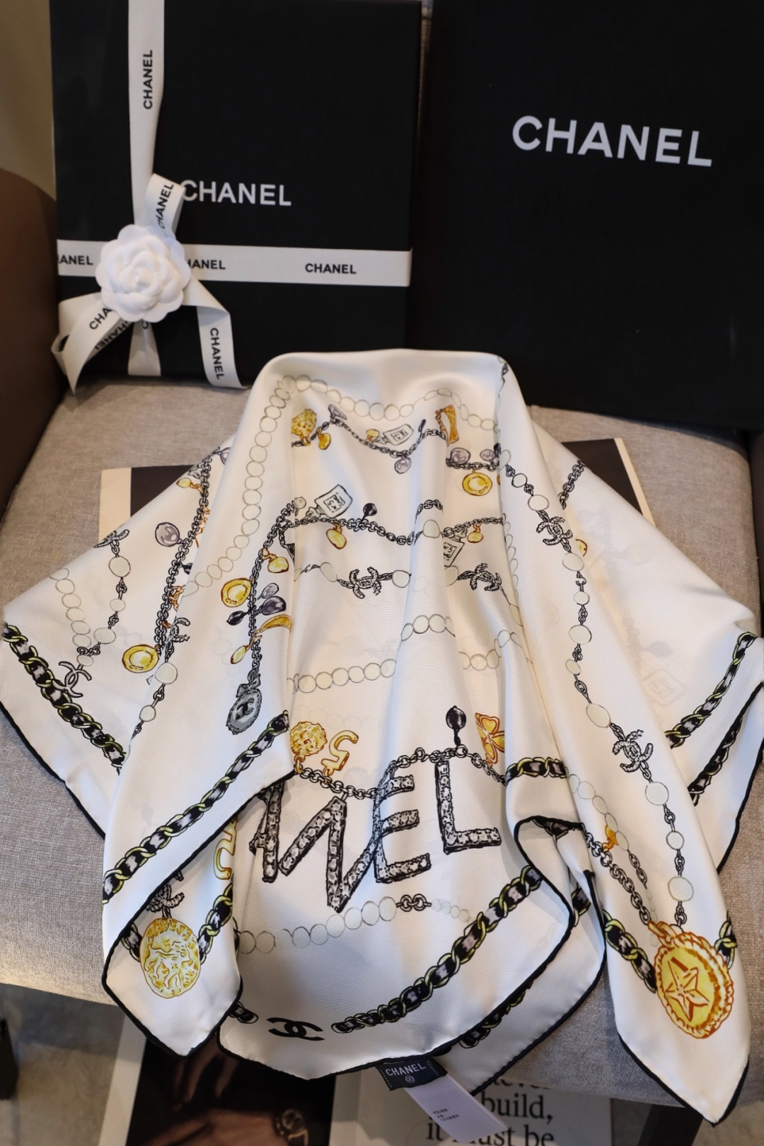CHANELPNEW新，轻奢复古风这条香奈儿丝巾，把经典的链条与珠宝元素织进真丝里，黑白底色衬得金饰熠熠