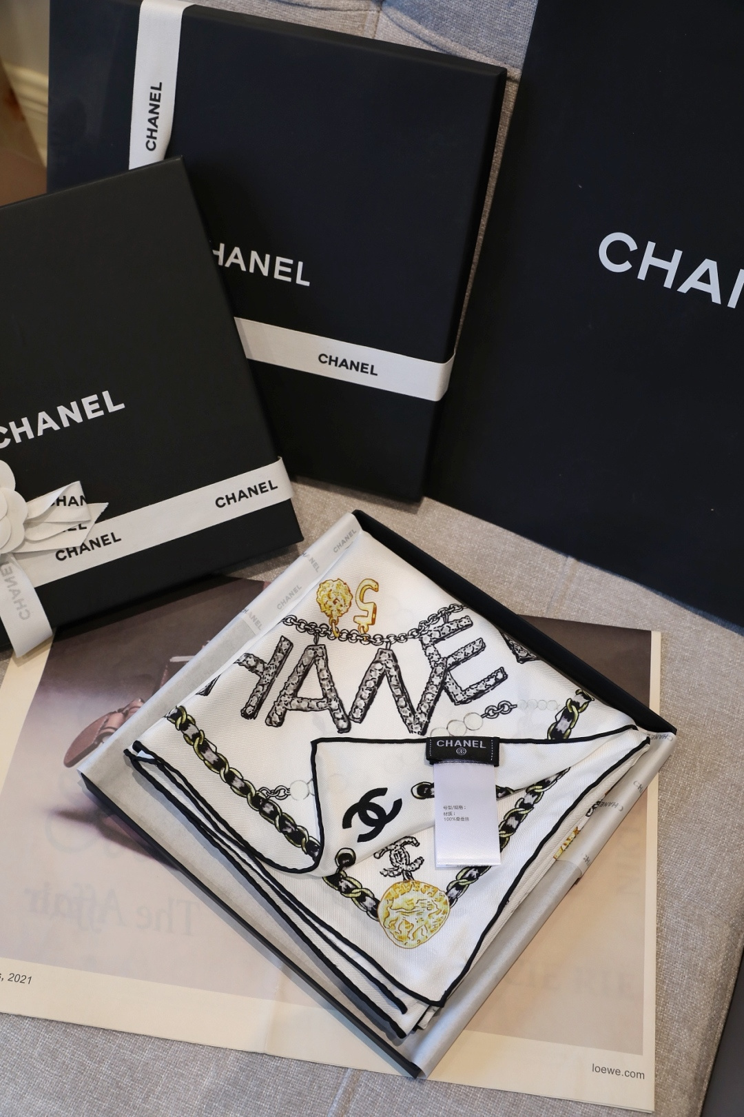 CHANELPNEW新，轻奢复古风这条香奈儿丝巾，把经典的链条与珠宝元素织进真丝里，黑白底色衬得金饰熠熠