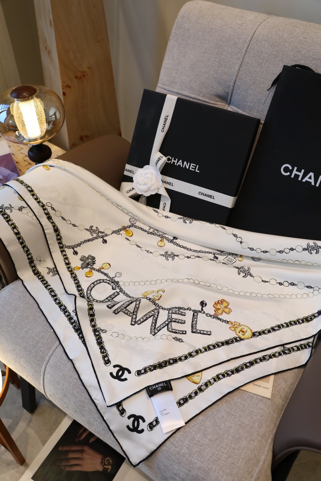 CHANELPNEW新，轻奢复古风这条香奈儿丝巾，把经典的链条与珠宝元素织进真丝里，黑白底色衬得金饰熠熠