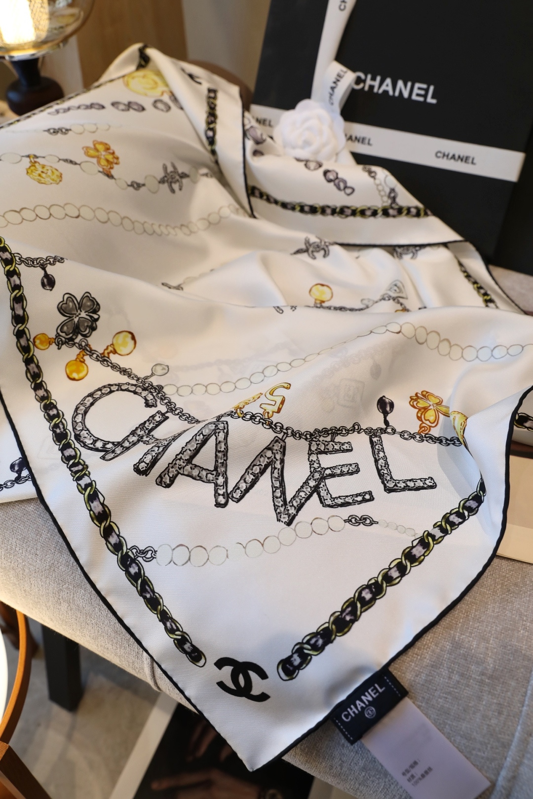 CHANELPNEW新，轻奢复古风这条香奈儿丝巾，把经典的链条与珠宝元素织进真丝里，黑白底色衬得金饰熠熠