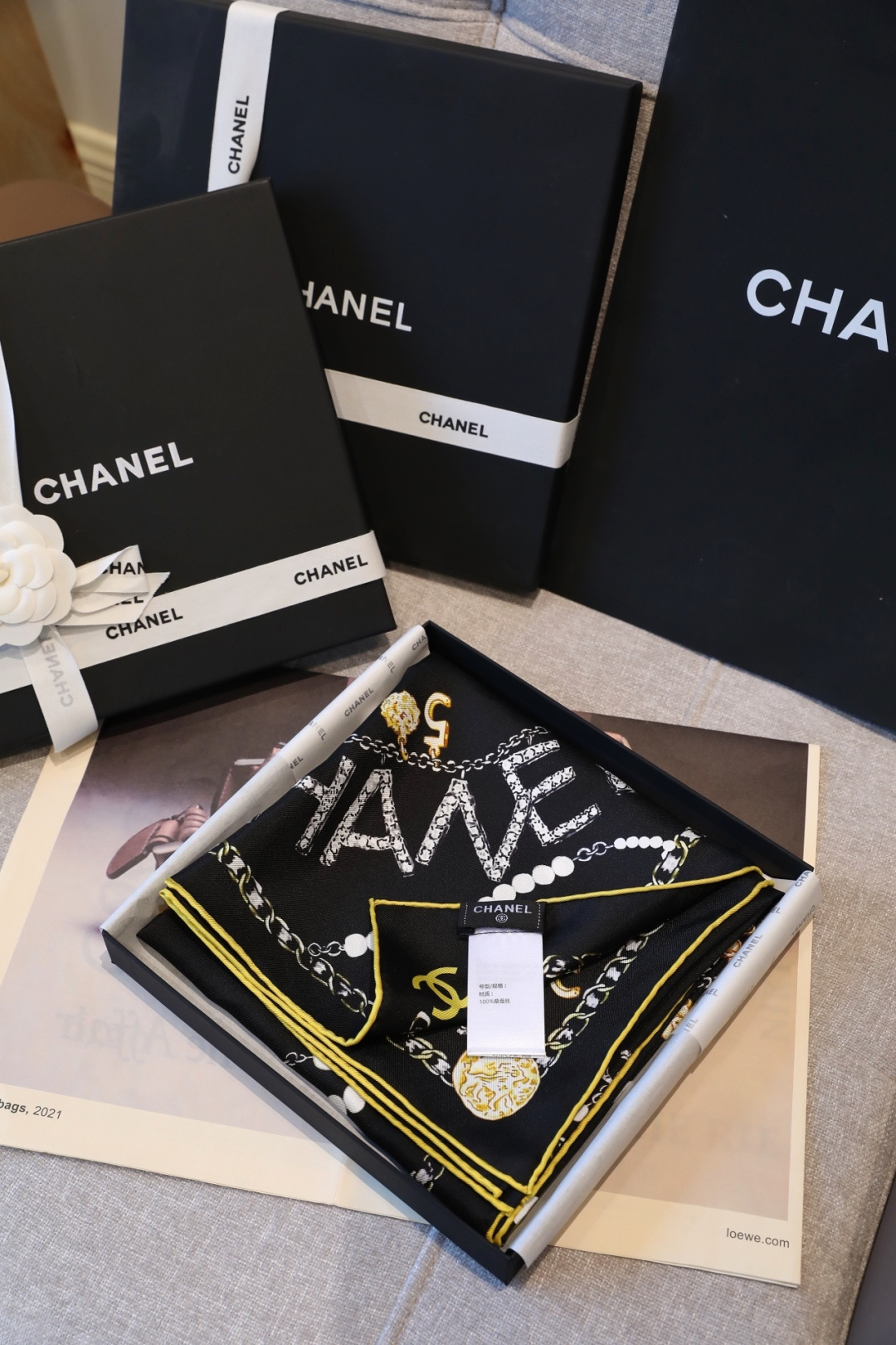 CHANELPNEW新，轻奢复古风这条香奈儿丝巾，把经典的链条与珠宝元素织进真丝里，黑白底色衬得金饰熠熠