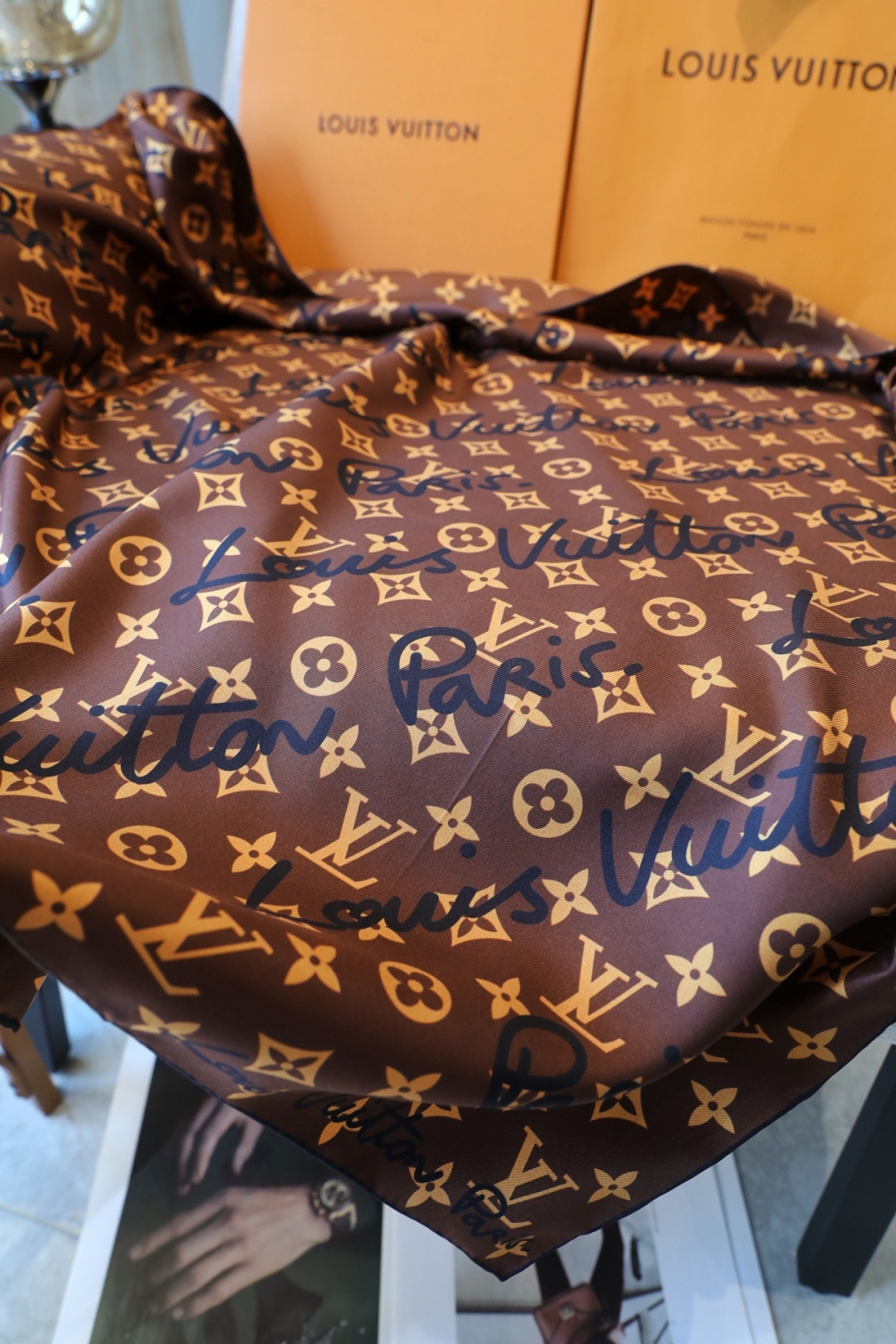 LV涂鸦丝巾!甜酷女孩的穿搭作弊神器谁懂啊家人们!这条LV粉棕涂鸦丝巾真的美到我心巴上焦糖棕底+荧光粉手