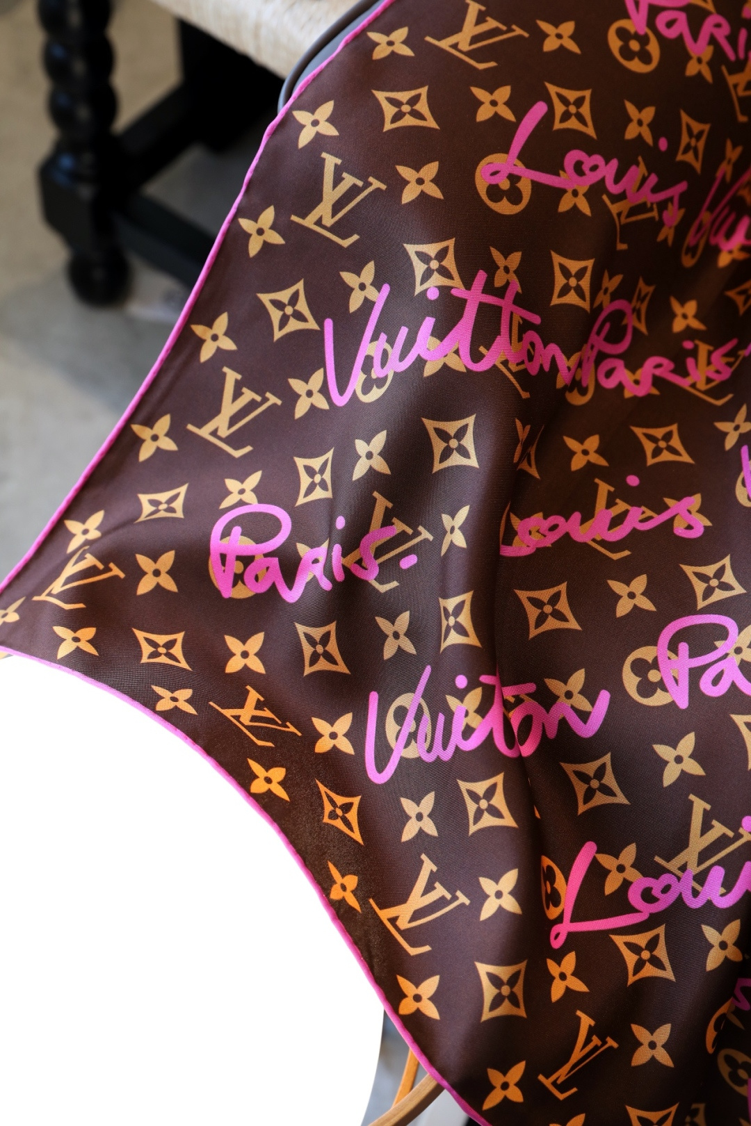 LV涂鸦丝巾!甜酷女孩的穿搭作弊神器谁懂啊家人们!这条LV粉棕涂鸦丝巾真的美到我心巴上焦糖棕底+荧光粉手