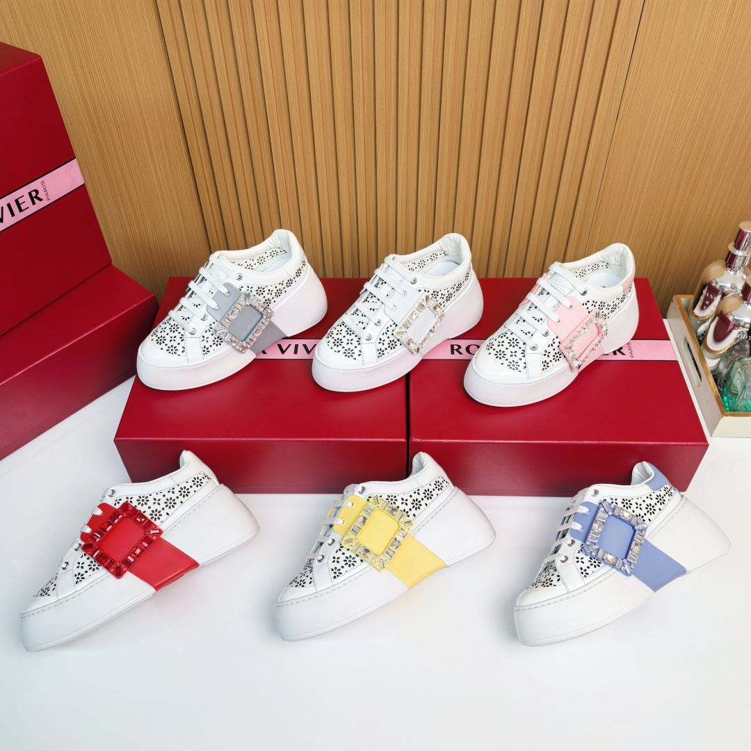 NO:412243,Viv'skate series sports and casual shoes are casual and fashionable, and the thick-soled model is launched this season. The upper is Napa leather, the toe is partially sewn with patent leather, and the buckle is decorated with branded buckles to easily add Vivia style to the elegant urban style. Original rubber outsole Mixed sheep inner lining size 34-40 (34.40 customized), casual shoes/sports shoes, sneakers19860909Viv'skate 系列运动休闲鞋款式休闲又时尚,本季推出厚底款. 鞋面为纳帕皮革, 鞋头部分拼缝漆皮, 扣带饰以品牌饰扣 轻松为优雅都市造型增添维维亚风格. 原版橡胶大底 混种羊内里 码数34-40（34.40订做）,休闲鞋/运动鞋,sneakers,Women's Shoes