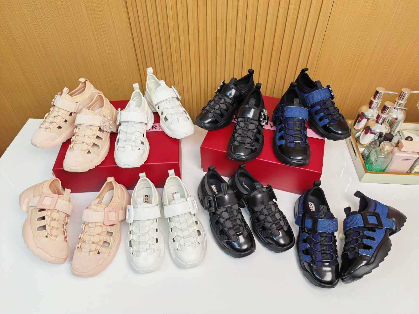 NO:412305,Rv2025 spring and summer SS counter new style, new color vivrun series square diamond buckle sneakers, identify the source of purchase-level products!  A high-end sponge cake shoe with its own height-enhancing effect. It is not only light and comfortable, but also sporty and running. It is really light, comfortable and breathable. It is matched with various styles. It is full of high-end feeling... Upper: imported beaded fabric, outsole: vacuum foamed sole, heel height: 5.5cm size (34-40.34.40 custom made, no return or replacement), casual shoes/sports, sneakers19860909Rv2025春夏SS专柜新款 新色vivrun系列方钻扣运动鞋 认准代购级别货源！ 自带增高效果RV气质高级的一款松糕鞋 不仅轻便舒适而且运动跑步都可以 真的非常轻便舒适透气 搭配各类风格 都高级感满满… 鞋面:进口开边珠织物 大底:抽真空发泡大底 跟高:5.5cm 码数（34-40.34.40订做不退不换）,休闲鞋/运动鞋,sneakers,Women's Shoes