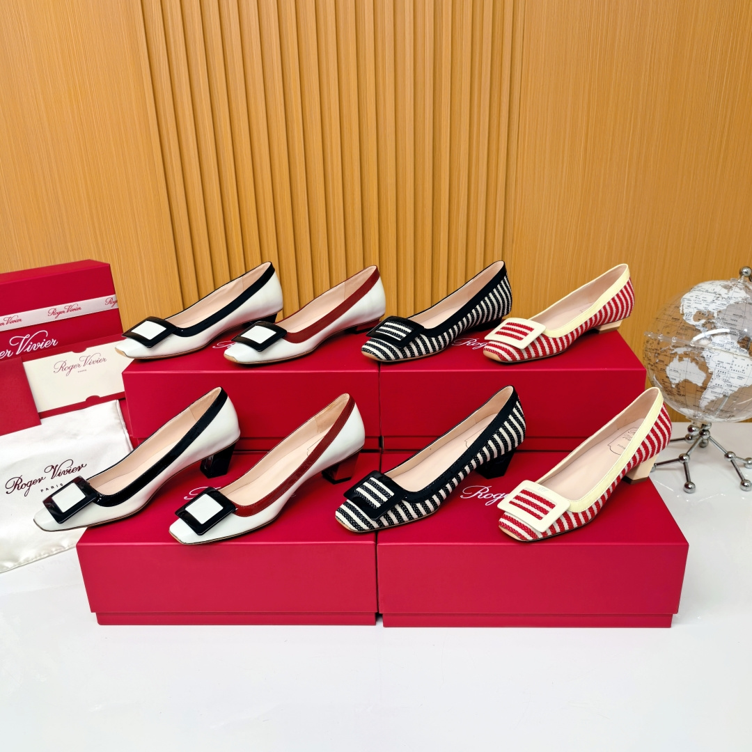 NO:444057,R'v2025 spring and summer new slippers are here. The original version is purchased and developed 1:1 perfect replica of the original last. The luxurious materials and extremely excellent workmanship allow you to experience the elegant beauty from Paris. Upper: woven fabric/top layer full facade cow patent leather Inner: Mixed breeding sheep outsole: Italian A-grade leather outsole Size: 34-40 (34.40 customized), single shoes, slippers, Leather soles19860909R'v2025春夏新款拖鞋她来了 原版购入开发1:1完美复刻原版楦型 奢华的材料配上极其优秀的做工 让你体验来自巴黎的优雅美丽 鞋面:编织布/头层全立面牛漆皮 内里:混种羊里 大底:意大利A级真皮大底 码数:34-40（34.40订做）,单鞋,slippers,Leather soles,Women's Shoes