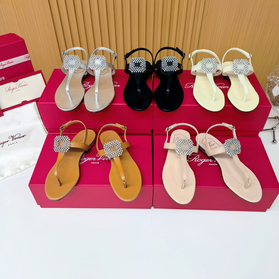 NO:443988,R'v2025 spring and summer new slippers are here. The original version is purchased and developed 1:1 perfect replica of the original last. The luxurious materials and extremely excellent workmanship allow you to experience the elegant beauty from Paris. Upper: top layer full facade cowhide Inner: mixed breeding sheep outsole: Italian A-grade leather outsole Size: 34-40 (34.40 customized), split-toe shoes, slippers, cowhide, Leather soles19860909R'v2025春夏新款拖鞋她来了 原版购入开发1:1完美复刻原版楦型 奢华的材料配上极其优秀的做工 让你体验来自巴黎的优雅美丽 鞋面:头层全立面牛皮 内里:混种羊里 大底:意大利A级真皮大底 码数:34-40（34.40订做）,分趾鞋,slippers,cowhide,Leather soles,Women's Shoes