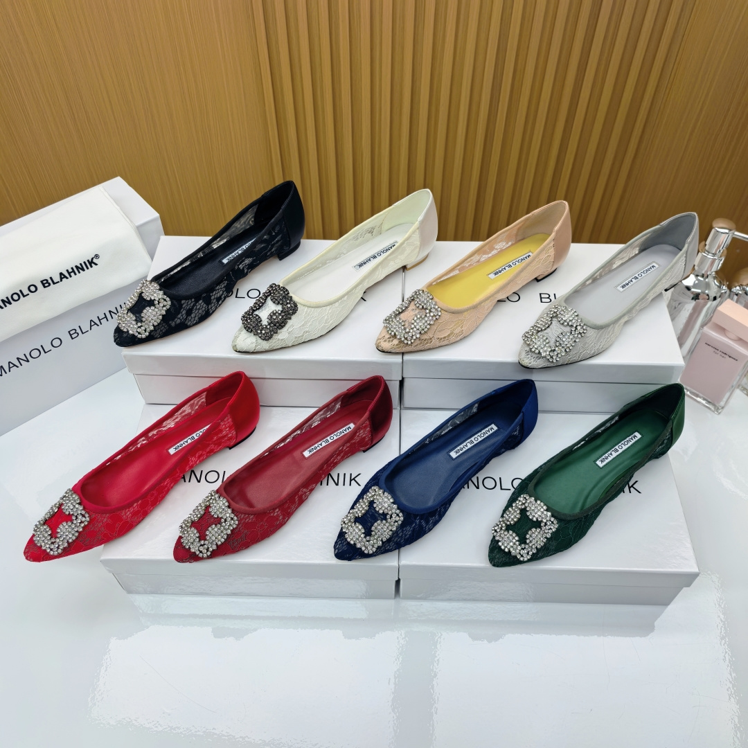 NO:485553,MB Manolo Blahnik lace classic snowflake buckle series The beautiful duo of lace and leather This pair of shoes is simply a love letter written on the toes. The exquisite lace floral cloth outlines the hazy beauty that is faintly visible. Every inch exudes the romantic atmosphere of French retro. The toe is bright diamond buckle is like a blooming diamond flower. The heart-warming light is reflected in the flow of steps. Upper: Taiwan imported high-density lace silk back bag. Inner: Mixed breeding sheep. Outsole: Italian leather outsole. Size: 34-41 (34.40.41. Custom made without return or exchange), high heels. Manolo blahnik, high heels, real silk, Leather soles19860909MB Manolo Blahnik蕾丝经典雪花扣系列 蕾丝与真皮的绝美二重奏 这双鞋简直是写在脚尖的情书 精致蕾丝花布勾勒出若隐若现的朦胧美 每一寸都散发着法式复古的浪漫气息 鞋头璀璨钻扣如绽放的钻石花朵 在步履流转间折射出心动光芒 鞋面:台湾进口高密度蕾丝真丝后包 内里:混种羊里 大底:意大利真皮大底 码数:34-41（34.40.41订做不退不换）,高跟鞋单鞋,manolo blahnik,high heels,real silk,Leather soles,Women's Shoes