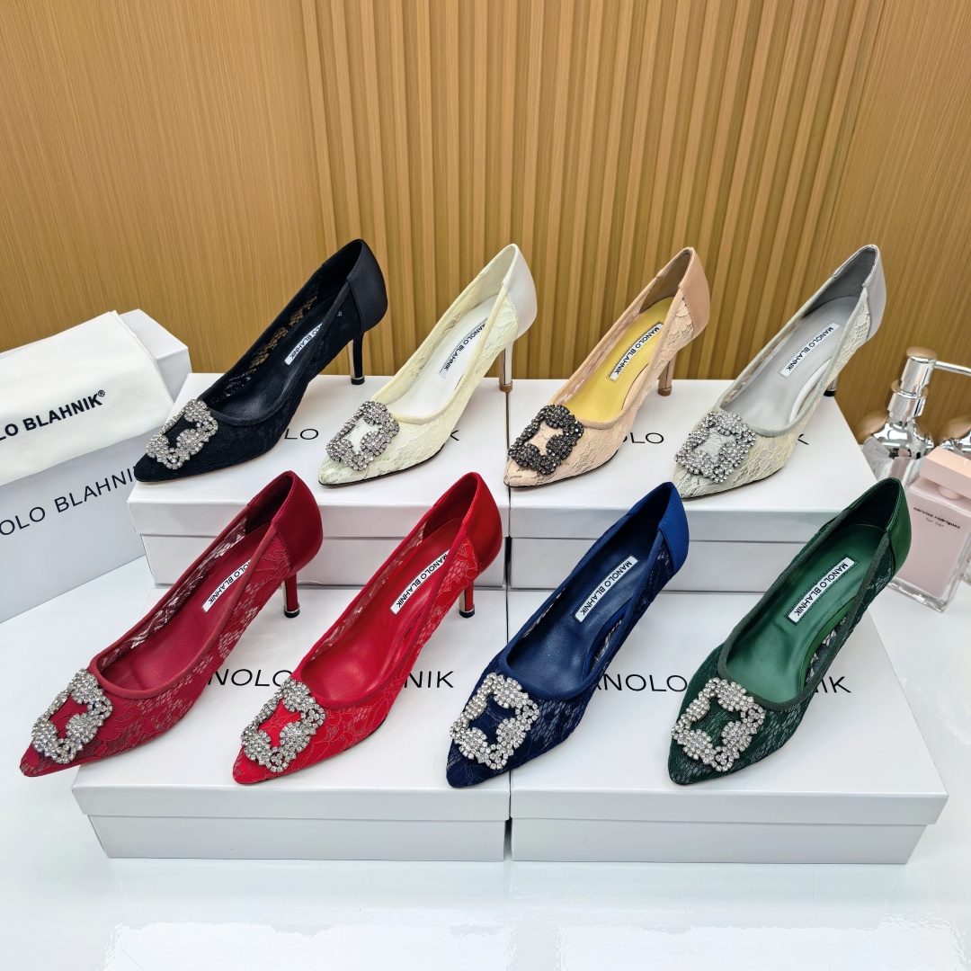 NO:485549,MB Manolo Blahnik lace classic snowflake buckle series The beautiful duo of lace and leather This pair of shoes is simply a love letter written on the toes. The exquisite lace floral cloth outlines the hazy beauty that is faintly visible. Every inch exudes the romantic atmosphere of French retro. The toe is bright diamond buckle is like a blooming diamond flower. The heart-warming light is reflected in the flow of steps. Upper: Taiwan imported high-density lace silk back bag. Inner: Mixed breeding sheep. Outsole: Italian leather outsole. Size: 34-41 (34.40.41. Custom made without return or exchange), high heels. Manolo blahnik, high heels, real silk, Leather soles19860909MB Manolo Blahnik蕾丝经典雪花扣系列 蕾丝与真皮的绝美二重奏 这双鞋简直是写在脚尖的情书 精致蕾丝花布勾勒出若隐若现的朦胧美 每一寸都散发着法式复古的浪漫气息 鞋头璀璨钻扣如绽放的钻石花朵 在步履流转间折射出心动光芒 鞋面:台湾进口高密度蕾丝真丝后包 内里:混种羊里 大底:意大利真皮大底 码数:34-41（34.40.41订做不退不换）,高跟鞋单鞋,manolo blahnik,high heels,real silk,Leather soles,Women's Shoes
