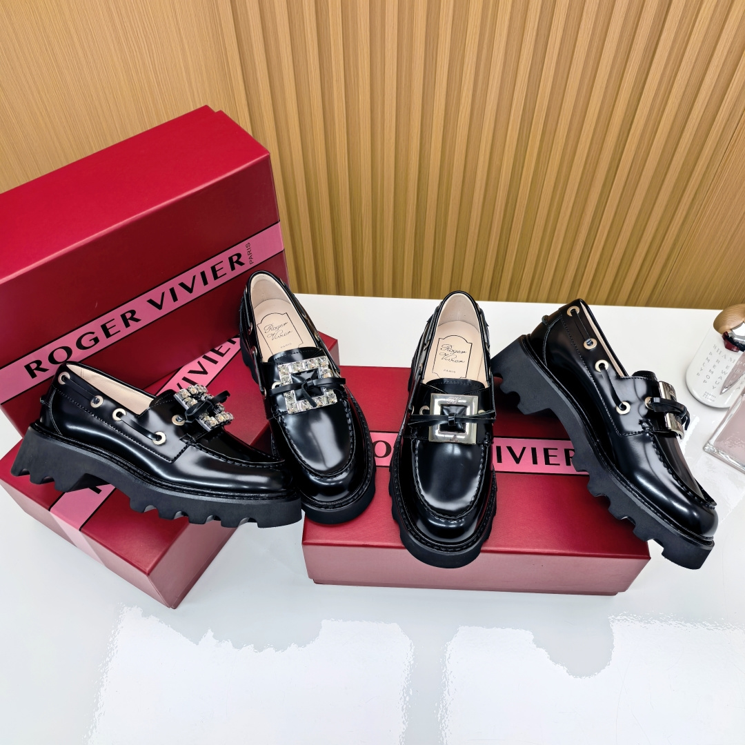 NO:485458,Diamond buckle silver buckle Viv' Rangers Truck fairy loafers are on the market!  This pair of fairy loafers will definitely lock the C-position of your annual shoe cabinet, 'appearance is justice'. The minimalist design + metal buckle combination, and the temperament is full of strength!  The classic black silver color scheme is so easy to match~ Commuting, dating, shopping, and switching styles with one click!  Whether it is suit pants, jeans or small skirts, it can instantly enhance the overall texture. 'Max' focuses on exaggerating its foot feeling!  !  The inner lambskin + soft and elastic insole is like walking on a cloud without getting tired for a day. Whoever wears it will know!  Upper: Imported calf open beads Inner: Mixed-bred sheep inner lambskin footrest Outsole: Wear-resistant velvet combination leather edge strip Size: 34-40 (34.40 not refund or exchange) Tips: Sisters with high instep and wide feet are recommended to choose one size larger, loafers, skirts, jeans, business suit, sheepskin19860909钻扣 银扣 款Viv' Rangers Truck神仙乐福鞋上市啦！ 这双神仙乐福鞋绝对锁死你年度鞋柜的c位「颜值即正义」 极简设计+金属扣搭配,气质直接拉满！ 黑银经典配色也太好搭了吧～ 通勤、约会、逛街,一键切换风格！ 不管是配西装裤、牛仔裤还是小裙子 都能瞬间提升整体质感 「踩屎感MAX」 重点夸爆它的脚感！！小羊皮内里+软弹鞋垫,像踩在云朵上暴走一天都不累脚,谁穿谁知道！ 鞋面:进口小牛开边珠 内里:混种羊内里小羊皮垫脚 大底:耐磨绒组合大底真皮沿条 码数:34-40（34.40不退不换） Tips:脚背高,脚宽的姐妹建议选大一码,乐福鞋,loafers,skirts,jeans,business suit,sheepskin,Women's Shoes