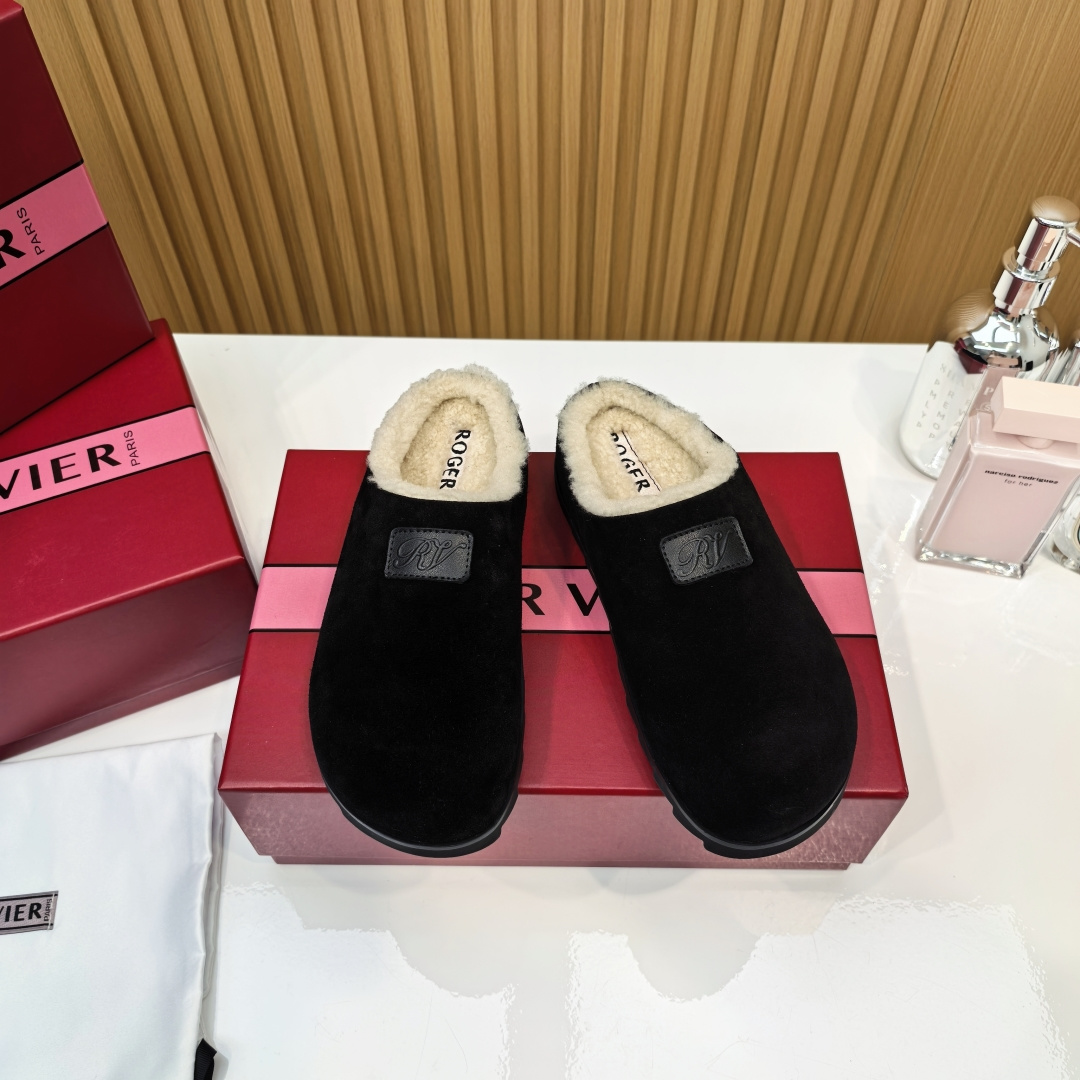 NO:488007,Rv Maodou 2025 Top version Roger Vivier Boken Maodou French minimalist aesthetic｜This pair of Boken wool slippers will perfectly awaken every morning!  5A-level encrypted lamb velvet｜Every fluff is embracing the feet three-dimensional arch support design｜Walking for a long time is like doing a spa where people are silent and anti-slip serrated bottom｜Snap snacks late at night will not be discovered. The most important thing is that they are not sweating at all!  Real wool breathes!  Upper: Niujing Inner footrest: Australian merino wool (not garbage real and fake blended wool) Outsole: rubber outsole Size 34-40 (34 40 customized, no return or replacement), semi-dragged fur shoes, roger vivier, slippers19860909Rv 毛拖 2025款最顶级版本Roger Vivier博肯毛拖  法系极简美学｜这双博肯羊毛拖鞋将完美唤醒你的每个清晨！ 5A级加密羊羔绒｜每根绒毛都在拥抱脚丫立体足弓承托设计｜久坐党走路像在做spa 消音防滑锯齿底｜深夜偷吃零食不会被发现 最重点是完全不闷汗！真正的羊毛会呼吸！ 鞋面:牛京 内里垫脚:澳洲美利奴羊毛（不是垃圾真假混纺羊毛） 大底:橡胶大底 码数34-40（34 40订做不退不换）,半拖毛毛鞋,roger vivier,slippers,Women's Shoes