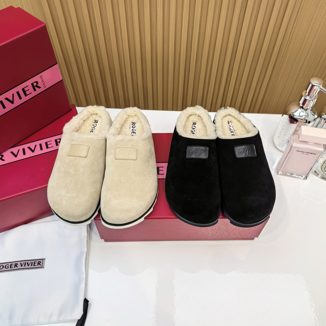 NO:485437,25 top versions of Roger Vivier Boken Maw Drag, French minimalist aesthetics | These pair of Boken wool slippers will perfectly awaken your morning every morning!  5A-level encrypted lamb velvet｜Every fluff is embracing the feet three-dimensional arch support design｜Walking for a long time is like doing a spa where people are silent and anti-slip serrated bottom｜Snap snacks late at night will not be discovered. The most important thing is that they are not sweating at all!  Real wool breathes!  Upper: Niujing Inner footrest: Australian merino wool (not garbage real and fake blended wool) Outsole: rubber outsole Size 34-40 (34 40 customized, no return or replacement), semi-dragged fur shoes, roger vivier, slippers1986090925款最顶级版本Roger Vivier博肯毛拖  法系极简美学｜这双博肯羊毛拖鞋将完美唤醒你的每个清晨！ 5A级加密羊羔绒｜每根绒毛都在拥抱脚丫立体足弓承托设计｜久坐党走路像在做spa 消音防滑锯齿底｜深夜偷吃零食不会被发现 最重点是完全不闷汗！真正的羊毛会呼吸！ 鞋面:牛京 内里垫脚:澳洲美利奴羊毛（不是垃圾真假混纺羊毛） 大底:橡胶大底 码数34-40（34 40订做不退不换）,半拖毛毛鞋,roger vivier,slippers,Women's Shoes