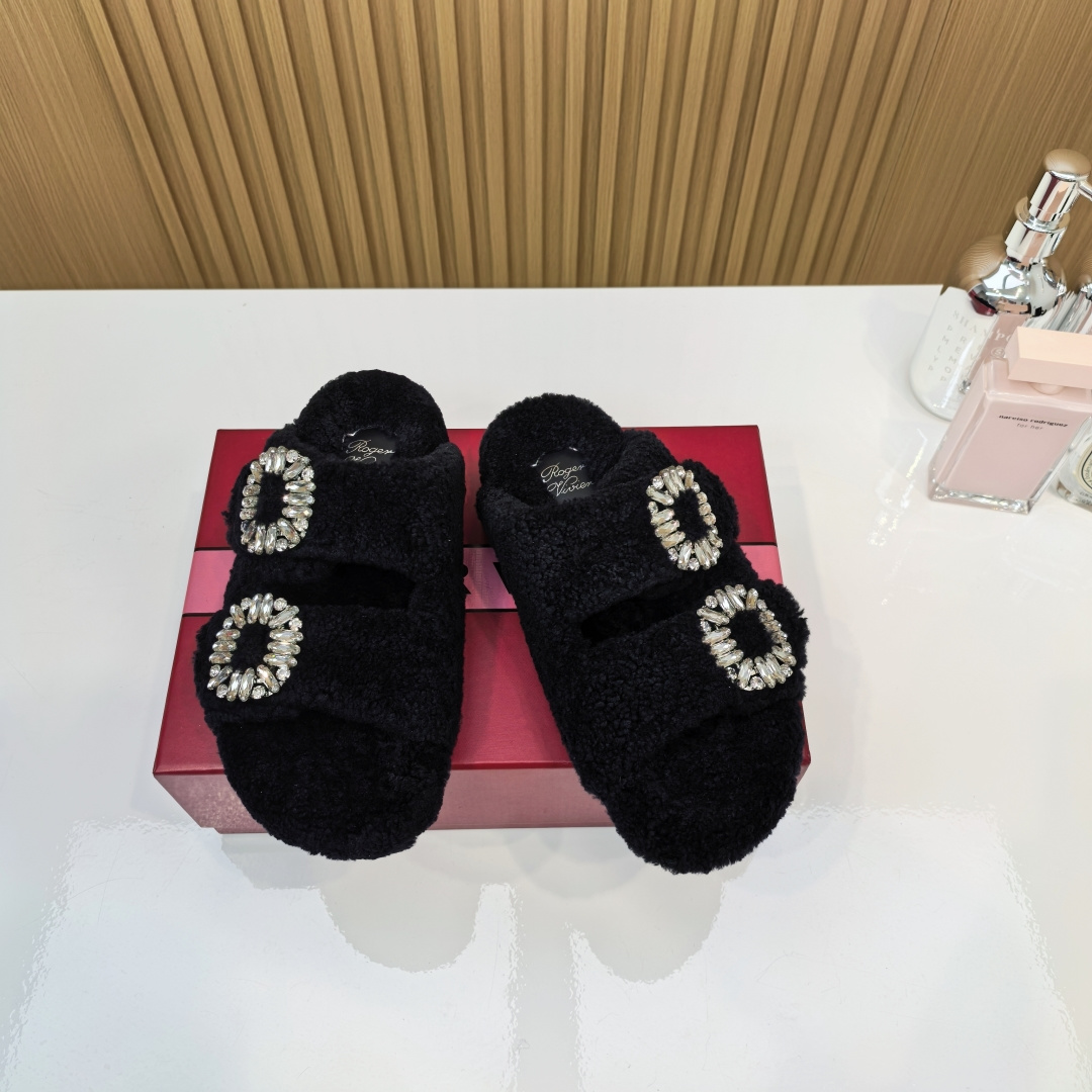 NO:488076,RV wool dou 2025 top version Roger Vivier Boken Maodou French minimalist aesthetic｜This pair of Boken wool slippers will perfectly awaken every morning!  5A-level encrypted lamb velvet｜Every fluff is embracing the feet three-dimensional arch support design｜Walking for a long time is like doing a spa where people are silent and anti-slip serrated bottom｜Snap snacks late at night will not be discovered. The most important thing is that they are not sweating at all!  Real wool breathes!  Upper: Niujing Inner footbed: Australian Merino wool (not garbage real and fake blended wool) Outsole: Rubber outsole Size 34-40 (34 40 customized, no return or replacement), fur shoes and slippers, roger vivier, slippers19860909RV 毛拖 2025款最顶级版本Roger Vivier博肯毛拖  法系极简美学｜这双博肯羊毛拖鞋将完美唤醒你的每个清晨！ 5A级加密羊羔绒｜每根绒毛都在拥抱脚丫立体足弓承托设计｜久坐党走路像在做spa 消音防滑锯齿底｜深夜偷吃零食不会被发现 最重点是完全不闷汗！真正的羊毛会呼吸！ 鞋面:牛京 内里垫脚:澳洲美利奴羊毛（不是垃圾真假混纺羊毛） 大底:橡胶大底 码数34-40（34 40订做不退不换）,毛毛鞋拖鞋,roger vivier,slippers,Women's Shoes