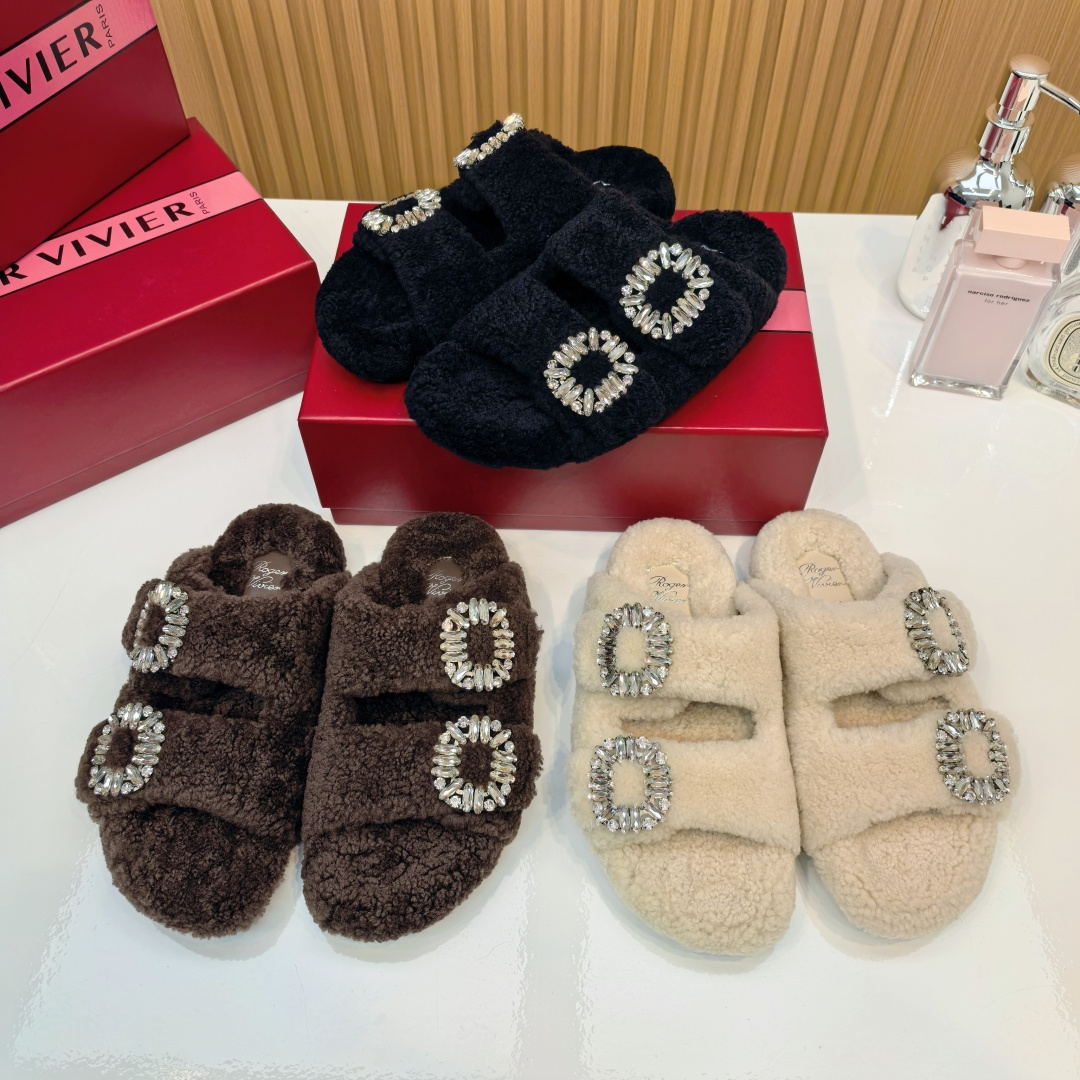 NO:485427,25 top versions of Roger Vivier Boken Maw Drag, French minimalist aesthetics | These pair of Boken wool slippers will perfectly awaken your morning every morning!  5A-level encrypted lamb velvet｜Every fluff is embracing the feet three-dimensional arch support design｜Walking for a long time is like doing a spa where people are silent and anti-slip serrated bottom｜Snap snacks late at night will not be discovered. The most important thing is that they are not sweating at all!  Real wool breathes!  Upper: Niujing Inner footbed: Australian Merino wool (not garbage real and fake blended wool) Outsole: Rubber outsole Size 34-40 (34 40 customized, no return or replacement), fur shoes and slippers, roger vivier, slippers1986090925款最顶级版本Roger Vivier博肯毛拖  法系极简美学｜这双博肯羊毛拖鞋将完美唤醒你的每个清晨！ 5A级加密羊羔绒｜每根绒毛都在拥抱脚丫立体足弓承托设计｜久坐党走路像在做spa 消音防滑锯齿底｜深夜偷吃零食不会被发现 最重点是完全不闷汗！真正的羊毛会呼吸！ 鞋面:牛京 内里垫脚:澳洲美利奴羊毛（不是垃圾真假混纺羊毛） 大底:橡胶大底 码数34-40（34 40订做不退不换）,毛毛鞋拖鞋,roger vivier,slippers,Women's Shoes
