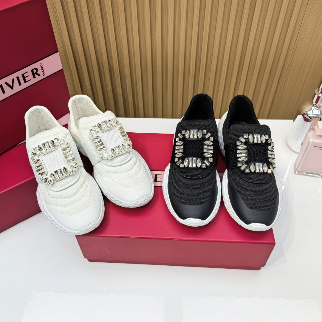 NO:485430,Roger Vivier's latest sneakers [The 'cloud-step feeling' is not tired when you walk 5km away. You can go to the C position when you go out. It looks 2 meters long with shark pants. It is lazy and chic with jeans!  The rainy days of the anti-slip honeycomb are as stable as Mount Tai. Secretly increase the height by 6cm and become 'storm-winning fashionable' in seconds. The size is 34-40 (34 40 custom-made, no return or exchange), casual shoes/sports shoes, roger vivier, sneakers, jeans19860909Roger Vivier最新运动鞋【暴走5km也不累的「踩云感」 出街即C位 配鲨鱼裤显腿长2米 搭牛仔裤慵懒又chic！ 防滑蜂窝底下雨天稳如泰山 偷偷增高6cm小心机 秒变「暴走时髦精」 码数34-40（34 40订做不退不换）,休闲鞋/运动鞋,roger vivier,sneakers,jeans,Women's Shoes