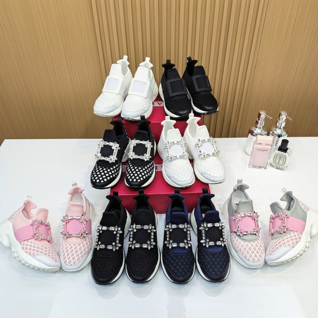 NO:485400,Roger Vivier's most classic sneakers [The 'cloud-step feeling' is not tired when you walk 5km away. Go to the C position when you go out. It looks 2 meters long with shark pants. It is lazy and chic with jeans!  The rainy days of the anti-slip honeycomb are as stable as Mount Tai. Secretly increase the height by 6cm and become 'storm-winning fashionable' in seconds. The size is 34-40 (34 40 custom-made, no return or exchange), casual shoes/sports shoes, roger vivier, sneakers, jeans19860909Roger Vivier最最经典的运动鞋【暴走5km也不累的「踩云感」 出街即C位 配鲨鱼裤显腿长2米 搭牛仔裤慵懒又chic！ 防滑蜂窝底下雨天稳如泰山 偷偷增高6cm小心机 秒变「暴走时髦精」 码数34-40（34 40订做不退不换）,休闲鞋/运动鞋,roger vivier,sneakers,jeans,Women's Shoes