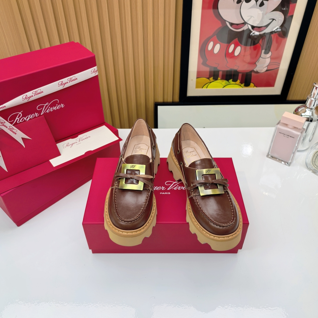 NO:493488,The 2025 Viv' Rangers Truck fairy loafers are on the market!   This pair of fairy loafers will definitely lock the C-position of your annual shoe cabinet, 'appearance is justice'. The minimalist design + metal buckle combination, and the temperament is full of strength!  The classic black silver color scheme is so easy to match~ Commuting, dating, shopping, and switching styles with one click!  Whether it is suit pants, jeans or small skirts, it can instantly enhance the overall texture. 'Max' focuses on exaggerating its foot feeling!  !  The inner lambskin + soft and elastic insole is like walking on a cloud without getting tired for a day. Whoever wears it will know!  Upper: Imported calf open beads Inner: Mixed-bred sheep inner lambskin footrest Outsole: Wear-resistant velvet combination leather edge strip Size: 34-40 (34.40 not refund or exchange) Tips: Sisters with high instep and wide feet are recommended to choose one size larger, loafers, skirts, jeans, business suit, sheepskin198609092025款Viv' Rangers Truck神仙乐福鞋上市啦！  这双神仙乐福鞋绝对锁死你年度鞋柜的c位「颜值即正义」 极简设计+金属扣搭配,气质直接拉满！ 黑银经典配色也太好搭了吧～ 通勤、约会、逛街,一键切换风格！ 不管是配西装裤、牛仔裤还是小裙子 都能瞬间提升整体质感 「踩屎感MAX」 重点夸爆它的脚感！！小羊皮内里+软弹鞋垫,像踩在云朵上暴走一天都不累脚,谁穿谁知道！ 鞋面:进口小牛开边珠 内里:混种羊内里小羊皮垫脚 大底:耐磨绒组合大底真皮沿条 码数:34-40（34.40不退不换） Tips:脚背高,脚宽的姐妹建议选大一码,乐福鞋,loafers,skirts,jeans,business suit,sheepskin,Women's Shoes