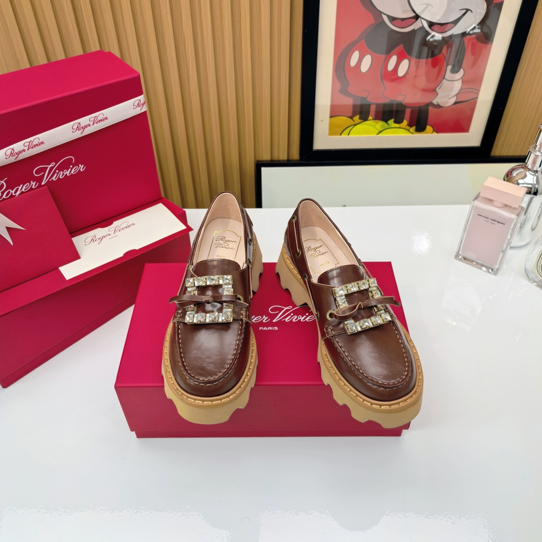 NO:493497,The 2025 Viv' Rangers Truck fairy loafers are on the market!  This pair of fairy loafers will definitely lock the C-position of your annual shoe cabinet, 'appearance is justice'. The minimalist design + metal buckle combination, and the temperament is full of strength!  The classic black silver color scheme is so easy to match~ Commuting, dating, shopping, and switching styles with one click!  Whether it is suit pants, jeans or small skirts, it can instantly enhance the overall texture. 'Max' focuses on exaggerating its foot feeling!  !  The inner lambskin + soft and elastic insole is like walking on a cloud without getting tired for a day. Whoever wears it will know!  Upper: Imported calf open beads Inner: Mixed-bred sheep inner lambskin footrest Outsole: Wear-resistant velvet combination leather edge strip Size: 34-40 (34.40 not refund or exchange) Tips: Sisters with high instep and wide feet are recommended to choose one size larger, loafers, skirts, jeans, business suit, sheepskin198609092025款Viv' Rangers Truck神仙乐福鞋上市啦！ 这双神仙乐福鞋绝对锁死你年度鞋柜的c位「颜值即正义」 极简设计+金属扣搭配,气质直接拉满！ 黑银经典配色也太好搭了吧～ 通勤、约会、逛街,一键切换风格！ 不管是配西装裤、牛仔裤还是小裙子 都能瞬间提升整体质感 「踩屎感MAX」 重点夸爆它的脚感！！小羊皮内里+软弹鞋垫,像踩在云朵上暴走一天都不累脚,谁穿谁知道！ 鞋面:进口小牛开边珠 内里:混种羊内里小羊皮垫脚 大底:耐磨绒组合大底真皮沿条 码数:34-40（34.40不退不换） Tips:脚背高,脚宽的姐妹建议选大一码,乐福鞋,loafers,skirts,jeans,business suit,sheepskin,Women's Shoes