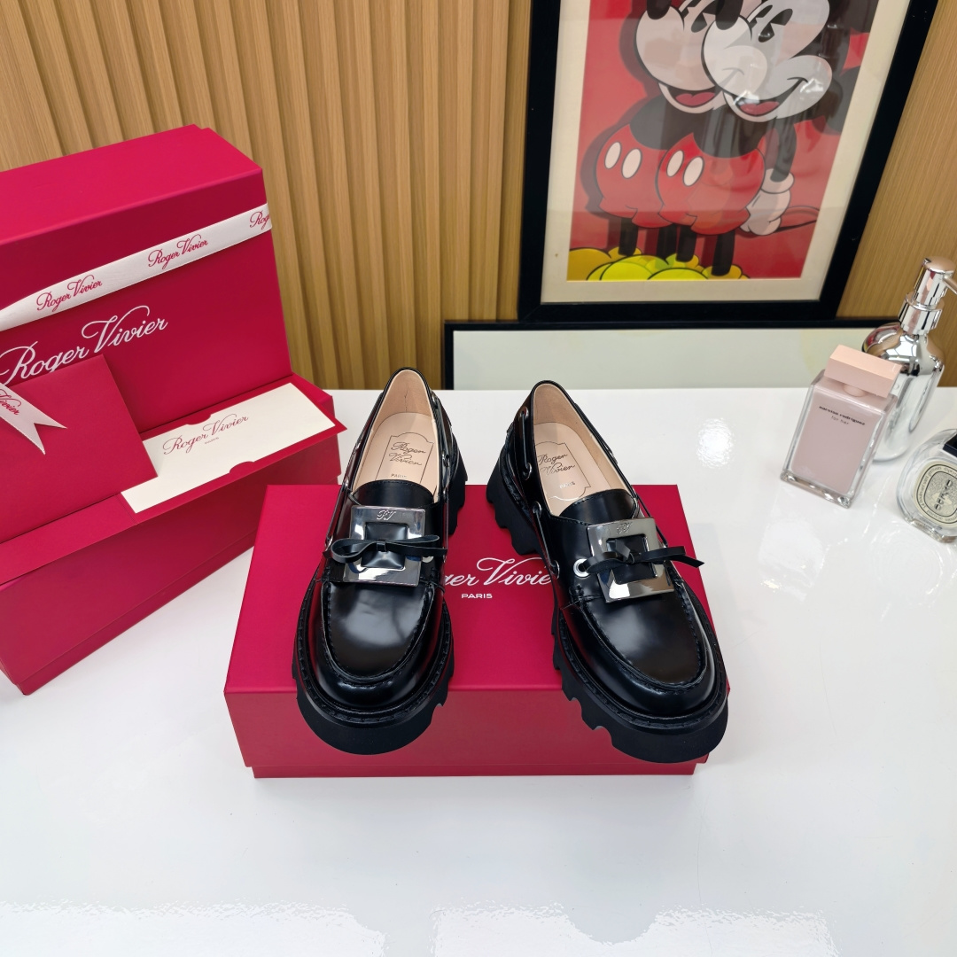 NO:493430,The 2025 Viv' Rangers Truck fairy loafers are on the market!  This pair of fairy loafers will definitely lock the C-position of your annual shoe cabinet, 'appearance is justice'. The minimalist design + metal buckle combination, and the temperament is full of strength!  The classic black silver color scheme is so easy to match~ Commuting, dating, shopping, and switching styles with one click!  Whether it is suit pants, jeans or small skirts, it can instantly enhance the overall texture. 'Max' focuses on exaggerating its foot feeling!  !  The inner lambskin + soft and elastic insole is like walking on a cloud without getting tired for a day. Whoever wears it will know!  Upper: Imported calf open beads Inner: Mixed-bred sheep inner lambskin footrest Outsole: Wear-resistant velvet combination leather edge strip Size: 34-40 (34.40 not refund or exchange) Tips: Sisters with high instep and wide feet are recommended to choose one size larger, loafers, skirts, jeans, business suit, sheepskin198609092025款Viv' Rangers Truck神仙乐福鞋上市啦！ 这双神仙乐福鞋绝对锁死你年度鞋柜的c位「颜值即正义」 极简设计+金属扣搭配,气质直接拉满！ 黑银经典配色也太好搭了吧～ 通勤、约会、逛街,一键切换风格！ 不管是配西装裤、牛仔裤还是小裙子 都能瞬间提升整体质感 「踩屎感MAX」 重点夸爆它的脚感！！小羊皮内里+软弹鞋垫,像踩在云朵上暴走一天都不累脚,谁穿谁知道！ 鞋面:进口小牛开边珠 内里:混种羊内里小羊皮垫脚 大底:耐磨绒组合大底真皮沿条 码数:34-40（34.40不退不换） Tips:脚背高,脚宽的姐妹建议选大一码,乐福鞋,loafers,skirts,jeans,business suit,sheepskin,Women's Shoes