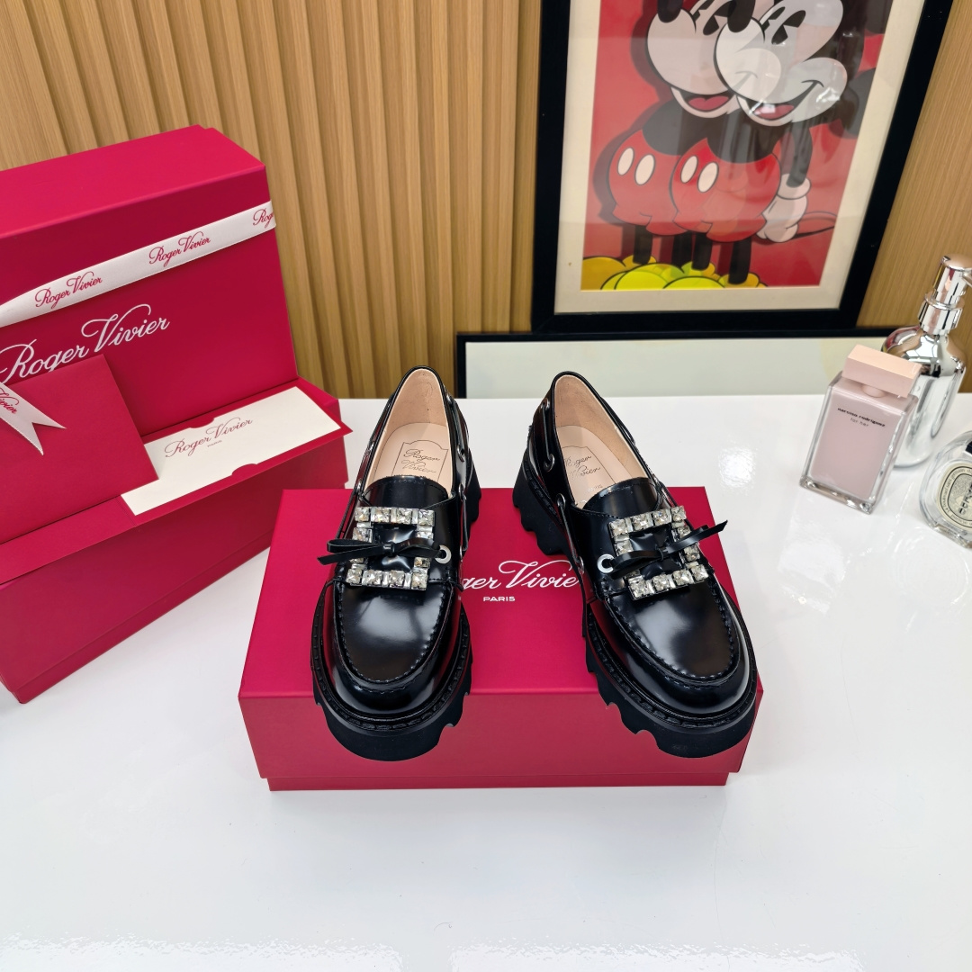 NO:493438,The 2025 Viv' Rangers Truck fairy loafers are on the market!  This pair of fairy loafers will definitely lock the C-position of your annual shoe cabinet, 'appearance is justice'. The minimalist design + metal buckle combination, and the temperament is full of strength!  The classic black silver color scheme is so easy to match~ Commuting, dating, shopping, and switching styles with one click!  Whether it is suit pants, jeans or small skirts, it can instantly enhance the overall texture. 'Max' focuses on exaggerating its foot feeling!  !  The inner lambskin + soft and elastic insole is like walking on a cloud without getting tired for a day. Whoever wears it will know!  Upper: Imported calf open beads Inner: Mixed-bred sheep inner lambskin footrest Outsole: Wear-resistant velvet combination leather edge strip Size: 34-40 (34.40 not refund or exchange) Tips: Sisters with high instep and wide feet are recommended to choose one size larger, loafers, skirts, jeans, business suit, sheepskin198609092025款Viv' Rangers Truck神仙乐福鞋上市啦！ 这双神仙乐福鞋绝对锁死你年度鞋柜的c位「颜值即正义」 极简设计+金属扣搭配,气质直接拉满！ 黑银经典配色也太好搭了吧～ 通勤、约会、逛街,一键切换风格！ 不管是配西装裤、牛仔裤还是小裙子 都能瞬间提升整体质感 「踩屎感MAX」 重点夸爆它的脚感！！小羊皮内里+软弹鞋垫,像踩在云朵上暴走一天都不累脚,谁穿谁知道！ 鞋面:进口小牛开边珠 内里:混种羊内里小羊皮垫脚 大底:耐磨绒组合大底真皮沿条 码数:34-40（34.40不退不换） Tips:脚背高,脚宽的姐妹建议选大一码,乐福鞋,loafers,skirts,jeans,business suit,sheepskin,Women's Shoes