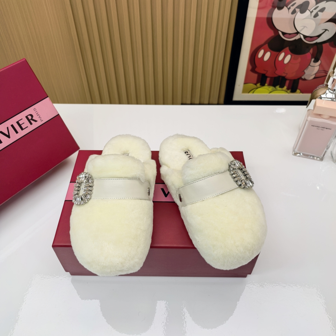 NO:493472,RV classic diamond buckle Bokendo The beauty ceiling of the wool world!  ROGER VIVIER designer slippers put the high-end feeling under your feet. This pair of Australian Merino wool + minimalist geometric design slippers directly turn lazy and comfortable into 'artistic behavior'!  Selected Australian A-grade plush, breathable and constant temperature, barefoot wears like being kissed by a lamb, designer three-dimensional tailoring, hidden non-slip soles, I want laziness and security, - It gently wraps your feet when drinking coffee in the sofa - It inadvertently reveals your good taste when friends come to visit 'The natural wrinkles of wool are part of the design, and even the laziness when barefoot is calculated just right' Upper: Australian Merino wool Diamond buckle: Czech K9 diamond Outsole: original rubber outsole Size: 35-40 (40 not refund or exchange), semi-dragged fur shoes, roger vivier, slippers19860909RV经典钻扣博肯拖 羊毛界的颜值天花板！ ROGER VIVIER设计师款拖鞋把高级感踩在脚下 这双澳洲美利奴羊毛+极简几何设计拖鞋 直接把慵懒舒适变成了「艺术行为」！ 精选澳洲A级羊毛绒 透气恒温 光脚穿像被小羊亲亲 设计师款立体剪裁 隐藏式防滑鞋底 慵懒和安全感我全都要 ——窝沙发喝咖啡时它温柔包裹双脚 ——朋友来访时它不经意透露你的好品味 “羊毛的自然褶皱都是设计的一部分 连光脚时的慵懒感都被计算得恰到好处” 鞋面:澳洲美利奴羊毛 钻扣:捷克K9钻 大底:原版橡胶大底 码数:35-40（40不退不换）,半拖毛毛鞋,roger vivier,slippers,Women's Shoes