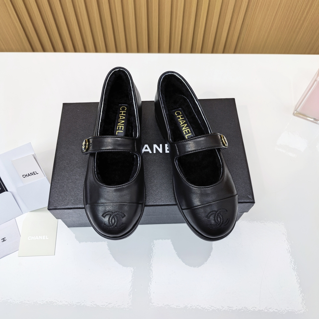 NO:493456,Chanel's top version of wool shoes, every step is a legend | CHANEL classic single shoes, wear the ingenuity of the Paris Workshop under your feet. When the double C logo meets Italian craftsmanship, this is no longer a pair of shoes, but an art worthy of inheritance. Embroidery skills from the Lemarie Camellia Workshop in Paris. Even the stitching on the lining hides the paranoia of Chanel. When walking through the corner of Kampong Street, I heard the sound of sewing machines in French workshop. I suddenly understood what 'fashion is fleeting, style is forever' Upper: A-grade cow back velvet/full facade top layer calfskin Inner: imported lamb wool Outsole: Italian imported genuine leather outsole Size: 35-41 (40.41 custom made without return or exchange), fur shoes, chanel, chanel, cowhide, Leather soles19860909香奈儿顶级版本羊毛里单鞋 每一步都是传奇｜ CHANEL经典单鞋 把巴黎工坊的匠心穿在脚下 当双C标志遇见意大利工艺 这不再是一双鞋 而是值得传承的艺术品 来自巴黎Lemarie山茶花工坊的刺绣技艺 连内衬的缝线都藏着香奈儿女士的偏执 穿它走过康朋街转角时  听见法国 workshop里传出的缝纫机声 忽然懂了什么叫「时尚易逝,风格永存」 鞋面:A级牛反绒/全立面头层小牛皮 内里:进口羊羔毛 大底:意大利进口真皮大底 码数:35-41（40.41订做不退换）,毛毛鞋,chanel,chanel,cowhide,Leather soles,Women's Shoes