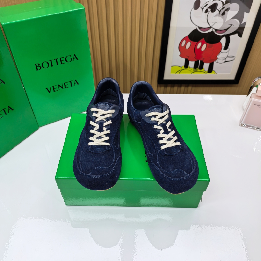 NO:558971,Purchasing-grade men's BV vintage Forrest Gump sneakers BOTTEGA VENETA｜ Retro interpretation, weaving time When classic craftsmanship and retro soul meet, this pair of shoes is not only a companion between steps, but also a walkable work of art. BOTTEGA VENETA uses low-key luxury craftsmanship to reshape the contemporary silhouette of retro shoes - the smooth lines hide ingenuity and the delicate leather wraps the feet. Every detail tells the timeless design language.  Whether it is the subtle adjustment of the proportions of the silhouette or the nostalgic treatment of the color and texture, they all pay tribute to the aesthetics of the golden age, but effortlessly integrate into the modern wardrobe. It is not ostentatious, but has its own attitude; it is not deliberate, but it is high-end enough. Wearing it, there is a sense of story in every step. BOTTEGA VENETA - Let the classics take a new trajectory.   /About the material./ FABRIC CONTENT Fabric: Original custom cow suede Lining: Imported lambskin Sole: Original open-molded anti-slip TPU material Heel height 2CM increased by 3cm Size: Women's 35-45 (women's 40, 41/men's 39, 45 are customized and non-returnable), casual shoes/sports shoes, bottega veneta, bottega veneta, sneakers, sheepskin, gold19860909代购级男款BV中古阿甘运动鞋 BOTTEGA VENETA｜ 复古新绎,织就时光 当经典工艺与复古灵魂相遇 这双鞋不仅是步履之间的陪伴 更是一件可穿行的艺术品 BOTTEGA VENETA 以低调奢华的工艺 重塑复古鞋型的当代轮廓—— 流畅线条中暗藏匠心 细腻皮质包裹双足 每一处细节都在诉说历久弥新的设计语言 无论是廓形比例的微妙调整 还是色彩质地的怀旧处理 皆在致敬黄金年代的审美 却又毫不费力地融入现代衣橱 不张扬,却自有态度；不刻意,却足够高级 穿上它,步履间皆是故事感 BOTTEGA VENETA——让经典,走出新轨迹. /关于材质./ FABRIC CONTENT 面料 : 原版定制牛反绒 内里 : 进口小羊皮 鞋底 : 原版开模防滑TPU材质 跟高2CM内增高3cm 码数 : 女款35-45（女40,41/男39,45定做不退换）,休闲鞋/运动鞋,bottega veneta,bottega veneta,sneakers,sheepskin,gold,Women's Shoes