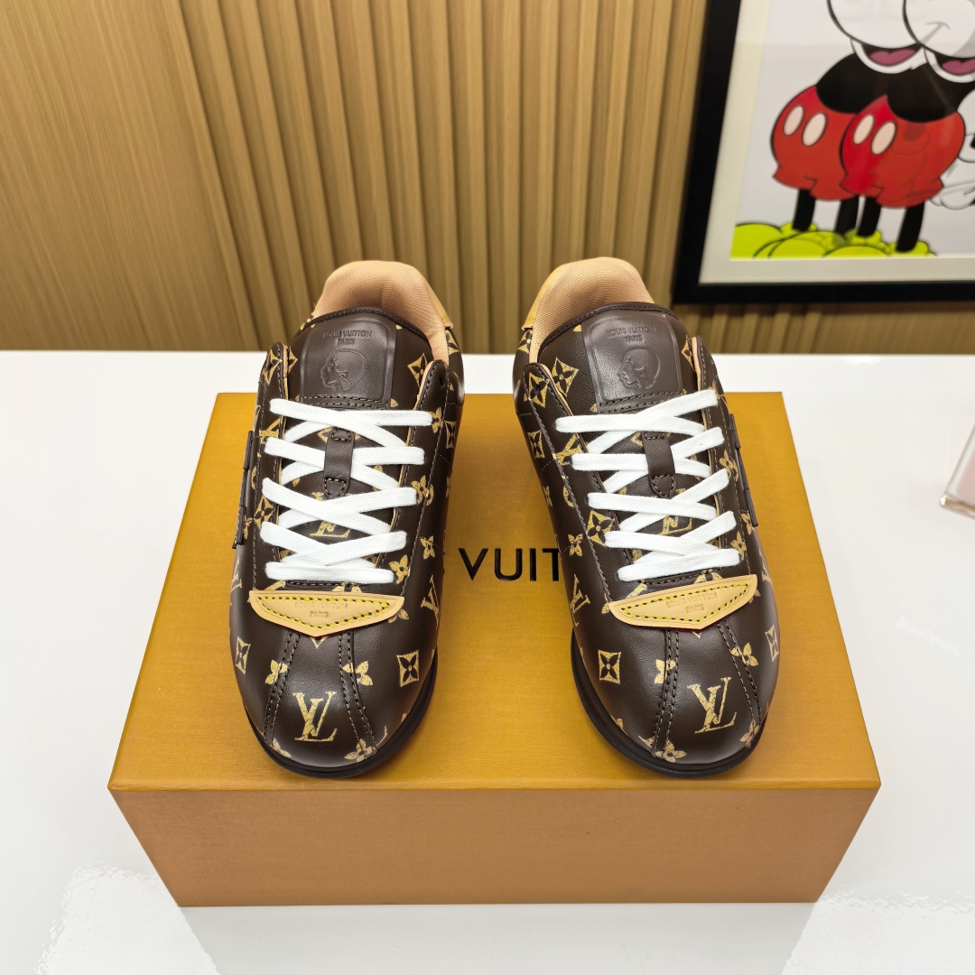 NO:558975,Purchasing agent for women's models, men's models 10, standard airplane box packaging, LVFW25 ButterSoft trendy series, chubby shoes, bread shoes, Forrest Gump shoes, sneakers, LV's 'chubby' pair are secretly cute!  This new pair of Louis Vuitton shoes really touches my heart!  The first time I saw this 'chubby' shoe shape, I immediately became cute. The round outline is like a small bun. When I put on jiojio, I instantly become cute!  Although the shape is soft and cute, the texture is really amazing!  LV’s presbyopic leather is so delicate that it shines, and the wiring is as neat as a work of obsessive-compulsive disorder. The attention to detail is ecstatic - the curvature of the sole fits the shape of the foot, and the feet are not tired at all when walking. It is worthy of the confidence of a century of craftsmanship!  /About the material./ FABRIC CONTENT Fabric: Original mixed lambskin calfskin LOGO Technology: 3D printing Monogram embossing Lining: Imported original mesh fabric Sole: Original molded EVATPU outsole Heel height 3.5cm Size: Women's 35-40 Men's 39-46 (women's 40/men's 46 are customized and not returnable), casual shoes/sports shoes, louis vuitton, louis  vuitton,sneakers,cowhide,sheepskin19860909代购级女款 男款10 标配飞机盒包装 LVFW25 ButterSoft潮流系列 小胖丁 面包鞋 阿甘鞋 运动鞋 LV这双“胖墩墩”居然偷偷可爱到犯规！ 路易威登这双新鞋也太戳我心巴了吧！ 第一眼看到这个“胖墩墩”的鞋型直接被萌化～圆滚滚的轮廓像小面包一样 穿上jiojio瞬间变可爱担当！ 虽然造型软萌,但质感真的绝绝子！ LV的老花皮革细腻到发光 走线工整得像强迫症作品 细节控狂喜——鞋底弧度贴合脚型 走路完全不累脚 不愧是百年工艺的底气！ /关于材质./ FABRIC CONTENT 面料 : 原版混种小羊皮小牛皮LOGO 工艺:3D打印Monogram 压纹 内里 : 进口原厂网布 鞋底 : 原版开模EVATPU大底 跟高3.5cm 码数 : 女款35-40 男款39-46（女40/男46定做不退换）,休闲鞋/运动鞋,louis vuitton,louis vuitton,sneakers,cowhide,sheepskin,Women's Shoes