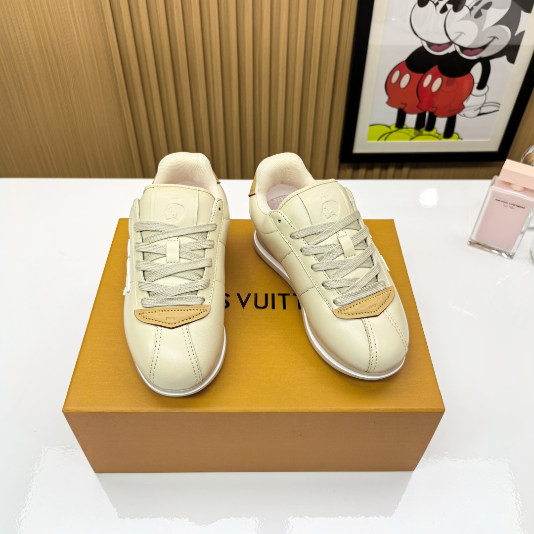 NO:558977,Purchasing agent for women's models, men's models 10, standard airplane box packaging, LVFW25 ButterSoft trendy series, chubby shoes, bread shoes, Forrest Gump shoes, sneakers, LV's 'chubby' pair are secretly cute!  This new pair of Louis Vuitton shoes really touches my heart!  The first time I saw this 'chubby' shoe shape, I immediately became cute. The round outline is like a small bun. When I put on jiojio, I instantly become cute!  Although the shape is soft and cute, the texture is really amazing!  LV’s presbyopic leather is so delicate that it shines, and the wiring is as neat as a work of obsessive-compulsive disorder. The attention to detail is ecstatic - the curvature of the sole fits the shape of the foot, and the feet are not tired at all when walking. It is worthy of the confidence of a century of craftsmanship!  /About the material./ FABRIC CONTENT Fabric: Original mixed lambskin calfskin LOGO Lining: Imported original mesh Sole: Original open-molded EVATPU outsole Heel height 3.5cm Size: Women's 35-40 Men's 39-46 (women's 40/men's 46 are customized and non-returnable), casual shoes/sports shoes, louis vuitton, louis  vuitton,sneakers,cowhide,sheepskin19860909代购级女款 男款10 标配飞机盒包装 LVFW25 ButterSoft潮流系列 小胖丁 面包鞋 阿甘鞋 运动鞋 LV这双“胖墩墩”居然偷偷可爱到犯规！ 路易威登这双新鞋也太戳我心巴了吧！ 第一眼看到这个“胖墩墩”的鞋型直接被萌化～圆滚滚的轮廓像小面包一样 穿上jiojio瞬间变可爱担当！ 虽然造型软萌,但质感真的绝绝子！ LV的老花皮革细腻到发光 走线工整得像强迫症作品 细节控狂喜——鞋底弧度贴合脚型 走路完全不累脚 不愧是百年工艺的底气！ /关于材质./ FABRIC CONTENT 面料 : 原版混种小羊皮小牛皮LOGO 内里 : 进口原厂网布 鞋底 : 原版开模EVATPU大底 跟高3.5cm 码数 : 女款35-40 男款39-46（女40/男46定做不退换）,休闲鞋/运动鞋,louis vuitton,louis vuitton,sneakers,cowhide,sheepskin,Women's Shoes