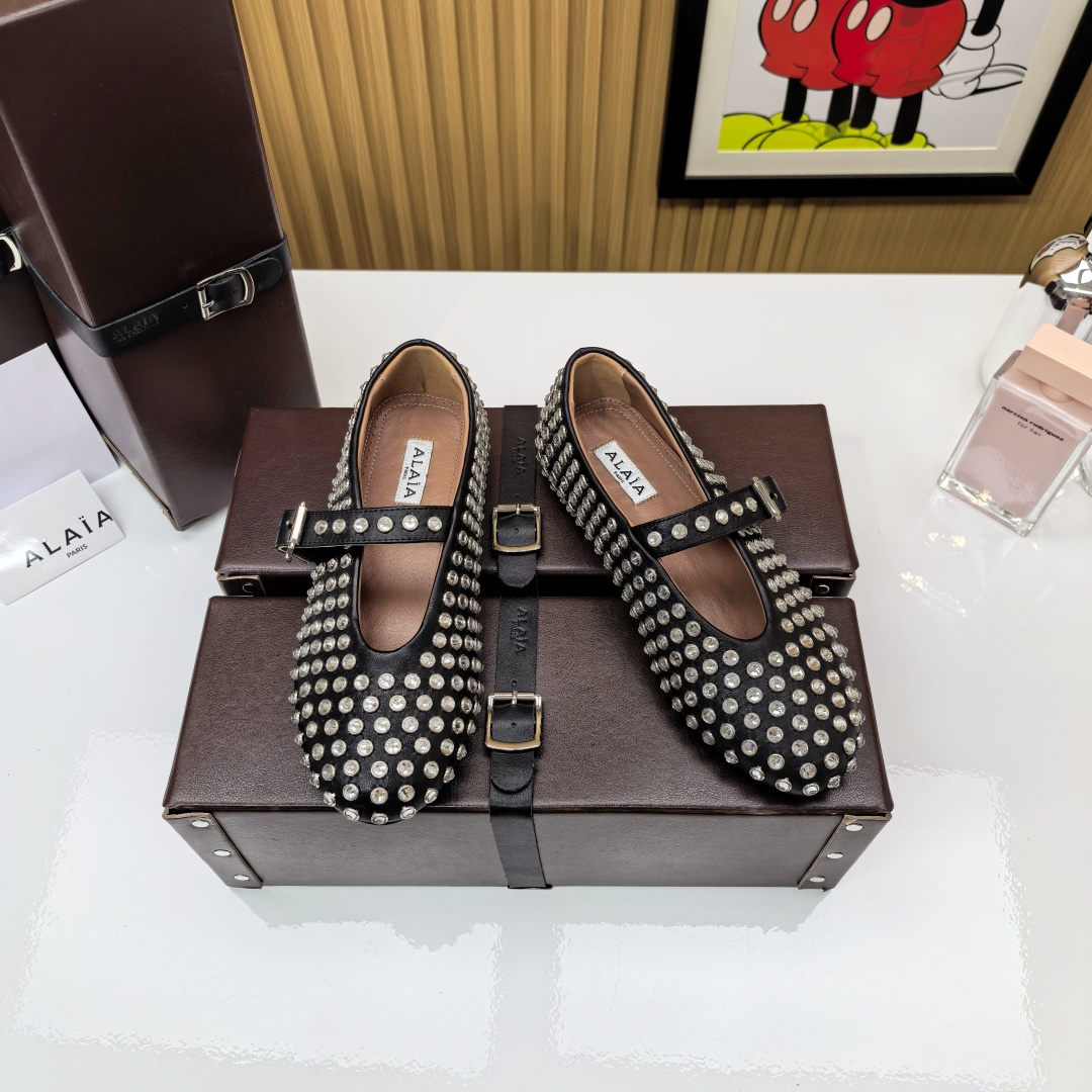 NO:558958,Alea ballet shoes | Step on the laziness of the Left Bank of Paris under your feet!   French style outfit ceiling. This pair of ballet shoes is soft to the bone. The pleats are like blooming ribbon roses wrapped around the ankles. Every step is like stepping on the rhythm of Chopin's nocturne. The upper is mixed lambskin and the lining is sheepskin. The outsole is original open-molded rubber outsole. Size 30-40 (40 is custom-made and cannot be returned or exchanged), ballet shoes, sheepskin19860909阿莱亚芭蕾鞋｜ 把巴黎左岸的慵懒踩在脚下！  法式穿搭天花板 这双软糯到骨子里的芭蕾鞋 褶皱像绽放的缎带玫瑰缠绕脚踝 每一步都像踩着肖邦夜曲的韵律 鞋面混种小羊皮 内里羊皮内里 大底原版开模橡胶大底 码数30-40（40 订做不退不换）,芭蕾舞鞋,sheepskin,Women's Shoes