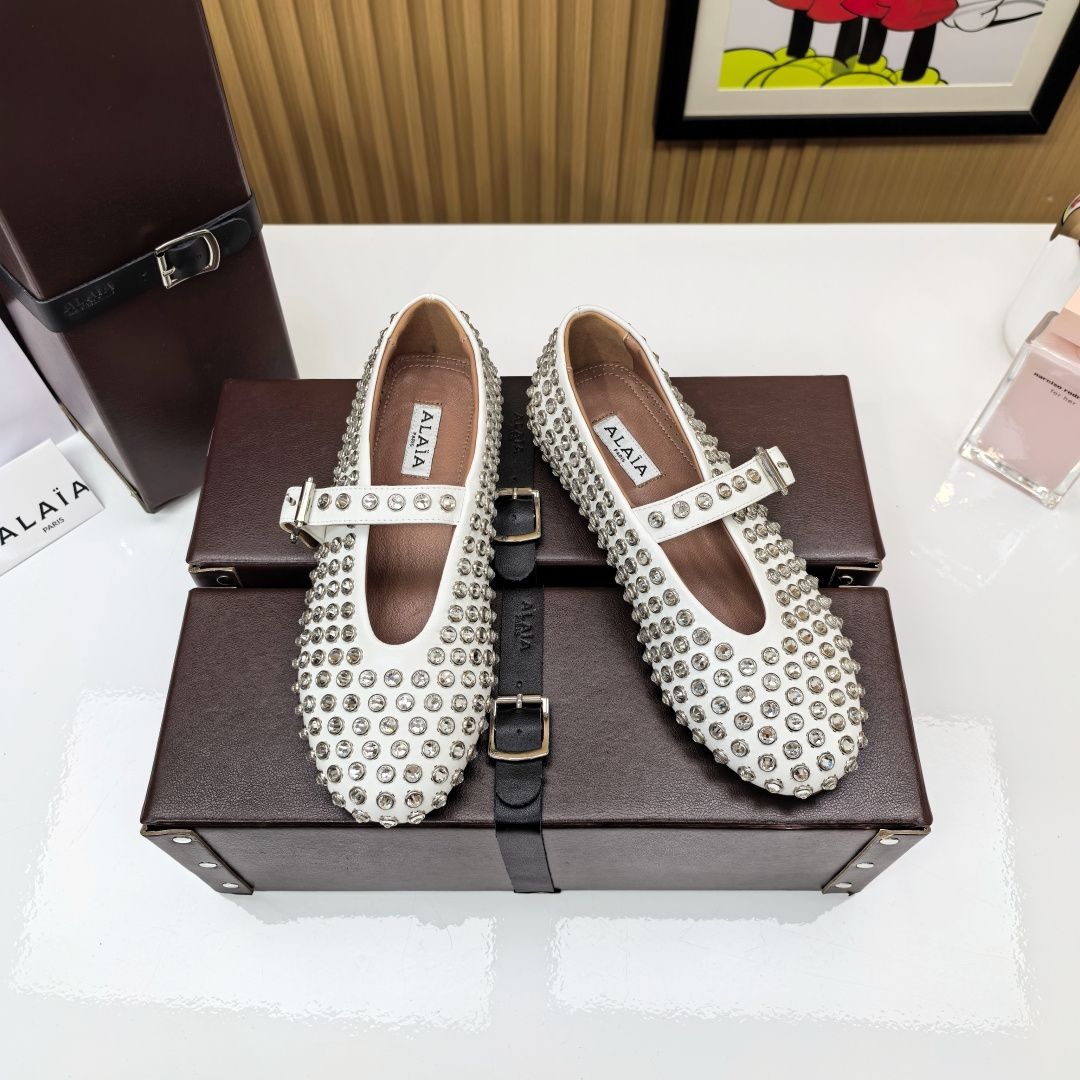 NO:558961,Alea ballet shoes | Step on the laziness of the Left Bank of Paris under your feet!   French style outfit ceiling. This pair of ballet shoes is soft to the bone. The pleats are like blooming ribbon roses wrapped around the ankles. Every step is like stepping on the rhythm of Chopin's nocturne. The upper is mixed lambskin and the lining is sheepskin. The outsole is original open-molded rubber outsole. Size 30-40 (40 is custom-made and cannot be returned or exchanged), ballet shoes, sheepskin19860909阿莱亚芭蕾鞋｜ 把巴黎左岸的慵懒踩在脚下！  法式穿搭天花板 这双软糯到骨子里的芭蕾鞋 褶皱像绽放的缎带玫瑰缠绕脚踝 每一步都像踩着肖邦夜曲的韵律 鞋面混种小羊皮 内里羊皮内里 大底原版开模橡胶大底 码数30-40（40 订做不退不换）,芭蕾舞鞋,sheepskin,Women's Shoes