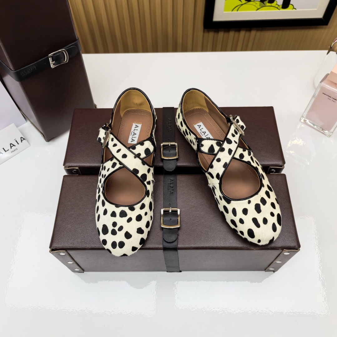 NO:558963,Alea ballet shoes | Step on the laziness of the Left Bank of Paris under your feet!   French style outfit ceiling. This pair of ballet shoes is soft to the bone. The pleats are like blooming ribbon roses wrapped around the ankles. Every step is like stepping on the rhythm of Chopin's nocturne. Horse hair upper, sheepskin lining, outsole, original molded rubber outsole, size 30-40 (40 is custom-made, non-returnable and non-exchangeable), ballet shoes, sheepskin19860909阿莱亚芭蕾鞋｜ 把巴黎左岸的慵懒踩在脚下！  法式穿搭天花板 这双软糯到骨子里的芭蕾鞋 褶皱像绽放的缎带玫瑰缠绕脚踝 每一步都像踩着肖邦夜曲的韵律 鞋面马毛 内里羊皮内里 大底原版开模橡胶大底 码数30-40（40 订做不退不换）,芭蕾舞鞋,sheepskin,Women's Shoes