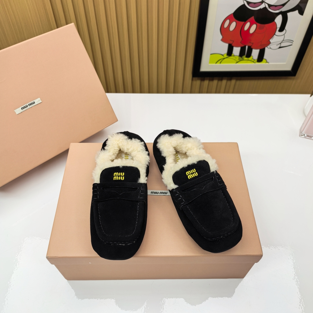 NO:558952,SS MiuMiu wool loafers will heal your autumn and winter every step of the way!  The dense and soft wool lining feels like being tightly embraced by warm clouds. The classic loafer shoe shape meets the lazy texture, making it easy to step out with an effortless sense of luxury~ Whether it is paired with retro jeans or an elegant woolen skirt, it can perfectly combine comfort and fashion. This autumn and winter, let your feet sleep peacefully in the gentleness of MiuMiu. Upper: A-grade cow suede. Inner: lamb hair lining. Outsole: original open-molded rubber outsole.  Size: 35-40 (40 is custom-made and cannot be returned or exchanged), loafers, fur shoes, miumiu, loafers, skirts, jeans19860909SS MiuMiu羊毛乐福单鞋 治愈你的秋冬每一步！ 绵密软糯的羊毛内里 像被温暖云朵紧紧拥抱 经典乐福鞋型邂逅慵懒质感 轻松踩出毫不费力的高级感～ 无论是搭配复古牛仔裤还是优雅毛呢裙, 都能将舒适与时髦完美融合 这个秋冬 让双足在 MiuMiu的温柔里安心入眠 鞋面:A级牛反绒 内里:羊羔毛内里 大底:原版开模橡胶大底 码数:35-40（40 订做不退换）,乐福鞋毛毛鞋,miumiu,loafers,skirts,jeans,Women's Shoes
