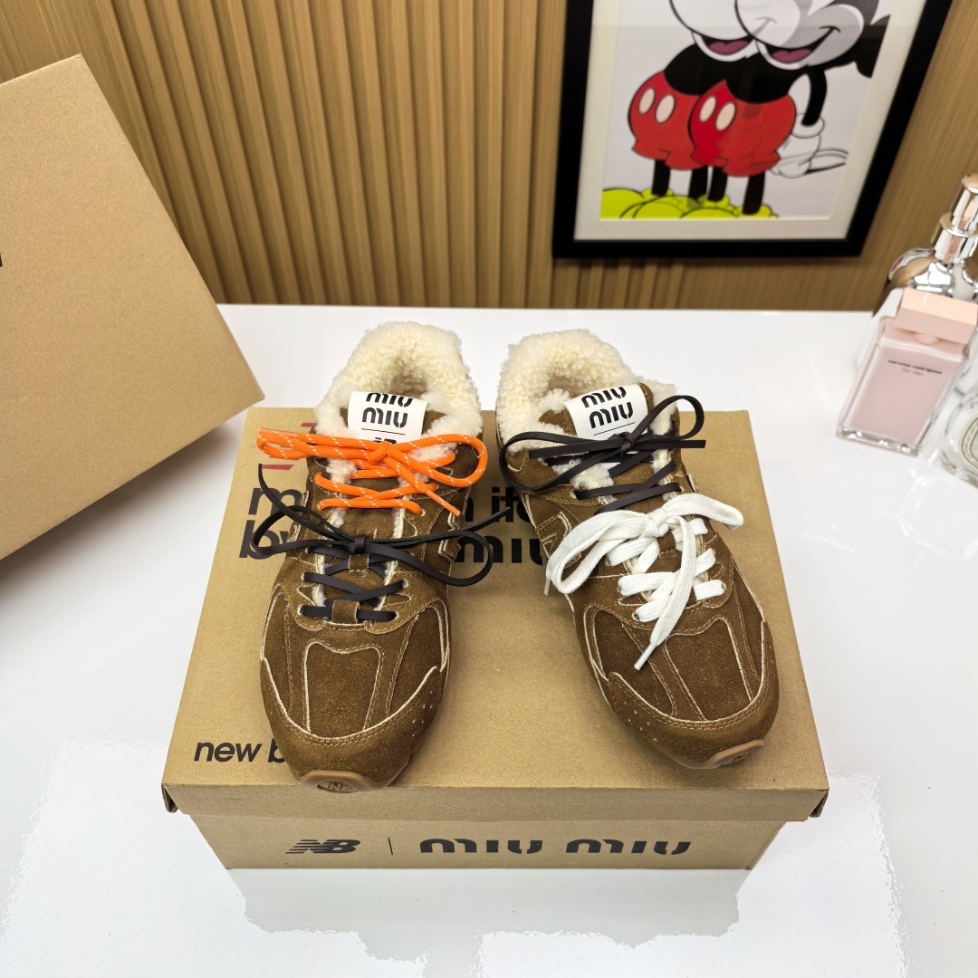NO:558946,MiuMiu New Balance co-branded wool shoes are here!  When a girl's dream meets street genes, it creates the most surprising collision in autumn and winter~ The soft wool lining wraps the feet and locks in the warmth of 37°C. The classic NB shoe shape is infused with Miumiu's exquisite soul, making it easy to mix retro and sweet cool!  From the streets of fallen leaves to dating in cafes, you can wear a lazy and high-end feeling in one step. This season, be a warm and cool mix and match girl. Upper: A-grade cow suede. Lining: imported lamb wool. Outsole: original molded Tpu outsole. Size 35-40 (40 is custom-made and cannot be returned or exchanged), casual shoes/sports shoes, miumiu, sneakers19860909MiuMiu New Balance 联名羊毛单鞋登场！ 当少女梦境邂逅街头基因 打造秋冬最惊喜碰撞～ 柔软羊毛内里包裹双足 锁住37℃暖意 经典NB鞋型注入miumiu精致灵魂, 复古与甜酷轻松拿捏！ 从落叶街头到咖啡馆约会, 一脚蹬穿出慵懒高级感 这个季节,做又暖又酷的混搭女孩 鞋面:A级牛反绒 内里:进口羊羔毛 大底:原版开模 Tpu大底 码数 35-40（40 订做不退换）,休闲鞋/运动鞋,miumiu,sneakers,Women's Shoes