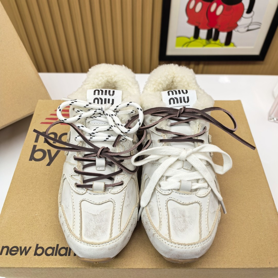 NO:558949,MiuMiu New Balance co-branded wool shoes are here!  When a girl's dream meets street genes, it creates the most surprising collision in autumn and winter~ The soft wool lining wraps the feet and locks in the warmth of 37°C. The classic NB shoe shape is infused with Miumiu's exquisite soul, making it easy to mix retro and sweet cool!  From the streets of fallen leaves to dating in cafes, you can wear a lazy and high-end feeling in one step. This season, be a warm and cool mix and match girl. Upper: first-layer cowhide. Lining: imported lamb hair. Outsole: original molded Tpu outsole. Size 35-40 (40 is custom-made and non-refundable). Casual shoes/sports shoes, miumiu, sneakers, cowhide19860909MiuMiu New Balance 联名羊毛单鞋登场！ 当少女梦境邂逅街头基因 打造秋冬最惊喜碰撞～ 柔软羊毛内里包裹双足 锁住37℃暖意 经典NB鞋型注入miumiu精致灵魂, 复古与甜酷轻松拿捏！ 从落叶街头到咖啡馆约会, 一脚蹬穿出慵懒高级感 这个季节,做又暖又酷的混搭女孩 鞋面:头层牛皮 内里:进口羊羔毛 大底:原版开模 Tpu大底 码数 35-40（40 订做不退换）,休闲鞋/运动鞋,miumiu,sneakers,cowhide,Women's Shoes