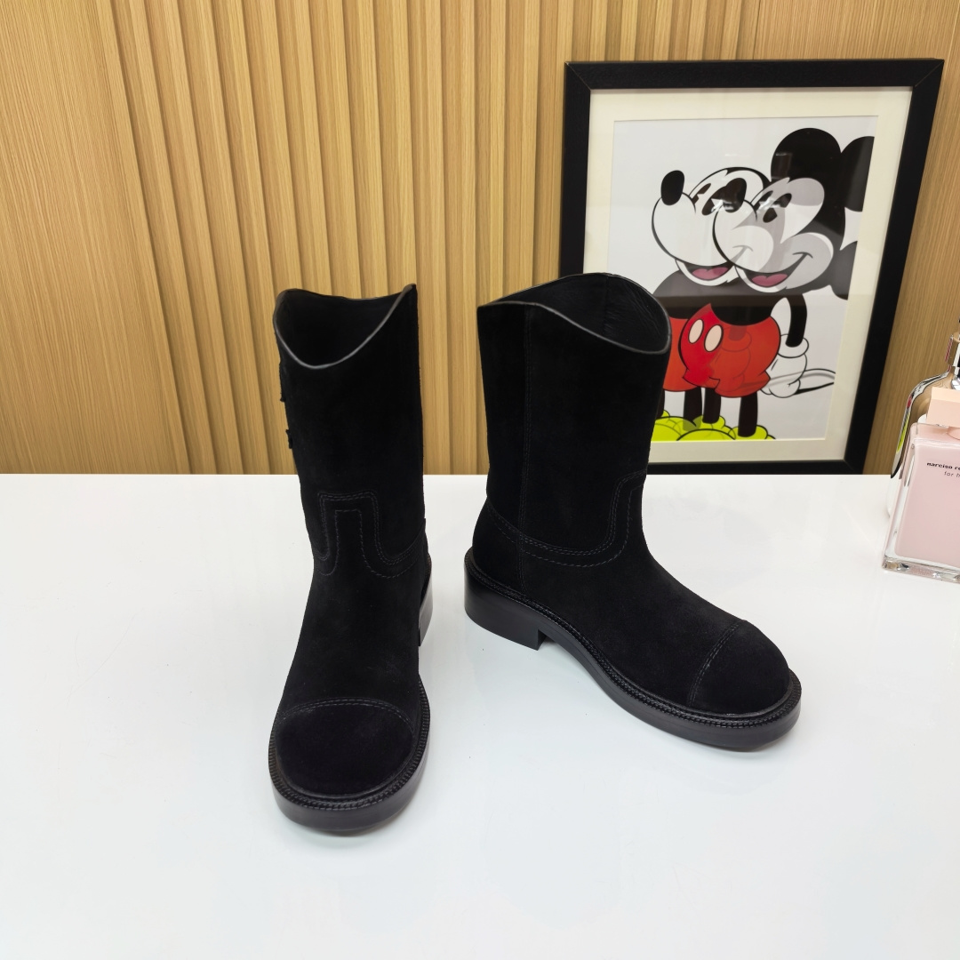 NO:558960,Chanel genuine leather outsole knight boots demonstrate timeless coolness and luxury. The iconic double embroidery shines on the ankle for ultimate recognition. The top-grade leather is used to create a neat boot shape. The lines are smooth and powerful. The Italian genuine leather outsole provides long-lasting support and comfortable walking. Whether you are galloping in the city or running to a midnight party, you can show a modern style of strength and softness. This is not only a pair of knight boots, but also a confident footnote to your style statement. Upper: premium cow suede  Lining: Imported calfskin lining Outsole: Italian leather outsole Heel height: 3.5cm Size: 34-40 (40 is custom-made and non-returnable), boots, chanel, boots, cowhide, Leather soles19860909香奈儿真皮大底骑士靴 演绎永恒酷感与奢华. 标志性双刺绣闪耀踝间 诠释极致辨识度 选用顶级皮革塑就利落靴型 线条流畅而有力 意大利真皮大底 提供持久支撑与舒适步履 无论是都市驰骋,还是奔赴午夜派对 皆能展现刚柔并济的现代型格 这不止是一双骑士靴 更是你风格宣言的自信注脚 鞋面:特级牛反绒 内里:进口小牛皮内里 大底:意大利真皮大底 跟高:3.5cm 码数:34-40（40 订做不退换）,靴子,chanel,boots,cowhide,Leather soles,Women's Shoes