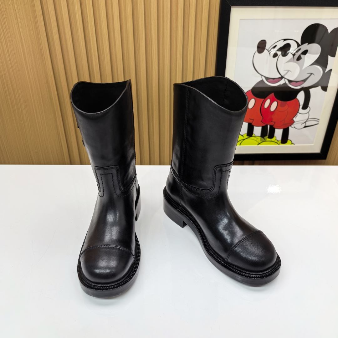 NO:558962,Chanel genuine leather outsole knight boots demonstrate timeless coolness and luxury. The iconic double embroidery shines on the ankle for ultimate recognition. The top-grade leather is used to create a neat boot shape with smooth and powerful lines. The Italian genuine leather outsole provides long-lasting support and comfortable walking. Whether you are galloping in the city or rushing to a midnight party, you can show a modern style of strength and softness. This is not only a pair of knight boots, but also a confident footnote to your style statement. Upper: imported calfskin  Lining: Imported calfskin lining Outsole: Italian leather outsole Heel height: 3.5cm Size: 34-40 (40 is custom-made and non-returnable), boots, chanel, boots, cowhide, Leather soles19860909香奈儿真皮大底骑士靴 演绎永恒酷感与奢华. 标志性双刺绣闪耀踝间 诠释极致辨识度 选用顶级皮革塑就利落靴型 线条流畅而有力 意大利真皮大底 提供持久支撑与舒适步履 无论是都市驰骋,还是奔赴午夜派对 皆能展现刚柔并济的现代型格 这不止是一双骑士靴 更是你风格宣言的自信注脚 鞋面:进口小牛皮 内里:进口小牛皮内里 大底:意大利真皮大底 跟高:3.5cm 码数:34-40（40 订做不退换）,靴子,chanel,boots,cowhide,Leather soles,Women's Shoes