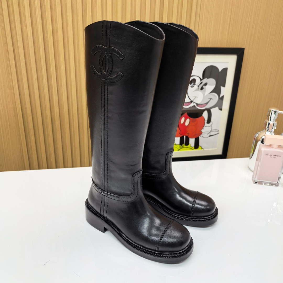NO:558937,Chanel genuine leather outsole knight boots demonstrate timeless coolness and luxury. The iconic double embroidery shines on the ankle for ultimate recognition. The top-grade leather is used to create a neat boot shape. The lines are smooth and powerful. The Italian genuine leather outsole provides long-lasting support and comfortable walking. Whether you are galloping in the city or running to a midnight party, you can show a modern style of strength and softness. This is not only a pair of knight boots, but also a confident footnote to your style statement. Upper: premium cow suede  Lining: Imported calfskin lining Outsole: Italian leather outsole Heel height: 3.5cm Size: 34-40 (40 is custom-made and non-returnable), boots, chanel, boots, cowhide, Leather soles19860909香奈儿真皮大底骑士靴 演绎永恒酷感与奢华. 标志性双刺绣闪耀踝间 诠释极致辨识度 选用顶级皮革塑就利落靴型 线条流畅而有力 意大利真皮大底 提供持久支撑与舒适步履 无论是都市驰骋,还是奔赴午夜派对 皆能展现刚柔并济的现代型格 这不止是一双骑士靴 更是你风格宣言的自信注脚 鞋面:特级牛反绒 内里:进口小牛皮内里 大底:意大利真皮大底 跟高:3.5cm 码数:34-40（40 订做不退换）,靴子,chanel,boots,cowhide,Leather soles,Women's Shoes