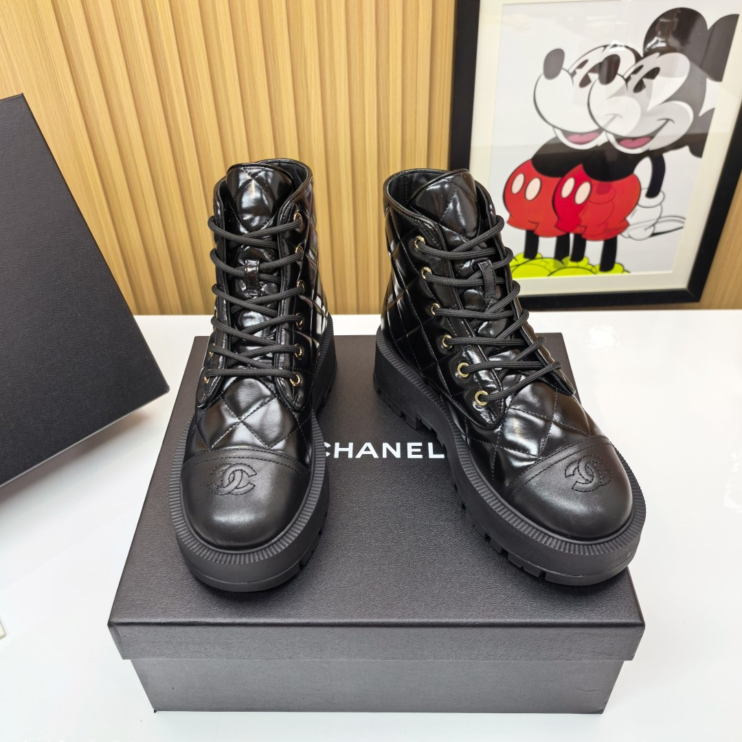 NO:558940,SS Chanel thick-soled diamond booties demonstrate timeless coolness and luxury. Flexible cow leather outlines the neat boot shape. The classic diamond stitching hides the code of elegance. Pair it with jeans or the romance of a dress. It can interpret the 'Chanel attitude' of strength and softness. This is not only a pair of boots, but also a statement of power in your wardrobe. Upper: imported special lambskin. Lining: mixed sheep lining. Outsole: original molded rubber outsole.  Size: 35-40 (40 is custom-made and cannot be returned or exchanged), boots, chanel, boots, skirts, jeans, cowhide, sheepskin19860909SS 香奈儿厚底菱格短靴靴 演绎永恒酷感与奢华 柔韧牛皮革勾勒利落靴型 经典菱格纹车线暗藏优雅密码 搭配牛仔裤的率性 或是连衣裙的浪漫 皆能演绎刚柔并济的「香奈儿态度」 这不止是一双靴 更是你衣橱的力量宣言 鞋面:进口特级小羊皮 内里:混种羊内里 大底:原版开模橡胶大底 码数:35-40（40 订做不退换）,靴子,chanel,boots,skirts,jeans,cowhide,sheepskin,Women's Shoes
