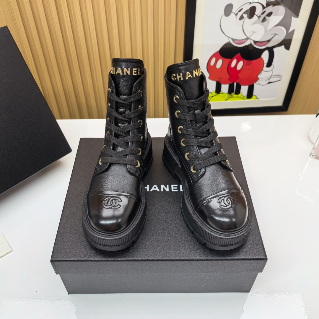 NO:558943,SS Chanel thick-soled monogram short boots demonstrate timeless coolness and luxury. Flexible cow leather outlines the neat boot shape. The classic double C stitching on the toe box hides the code of elegance. Pair it with jeans or the romance of a dress. It can interpret the 'Chanel attitude' of strength and softness. This is not only a pair of boots, but also a statement of power for your wardrobe. Upper: A-grade full-grain cowhide. Lining: mixed sheep lining. Outsole: original open-molded rubber outsole.  Size: 35-40 (40 is custom-made and cannot be returned or exchanged), boots, chanel, boots, skirts, jeans, cowhide19860909SS 香奈儿厚底字母标短靴 演绎永恒酷感与奢华 柔韧牛皮革勾勒利落靴型 鞋头经典双 C 车线暗藏优雅密码 搭配牛仔裤的率性 或是连衣裙的浪漫 皆能演绎刚柔并济的「香奈儿态度」 这不止是一双靴 更是你衣橱的力量宣言 鞋面:A 级全粒面牛皮 内里:混种羊内里 大底:原版开模橡胶大底 码数:35-40（40 订做不退换）,靴子,chanel,boots,skirts,jeans,cowhide,Women's Shoes
