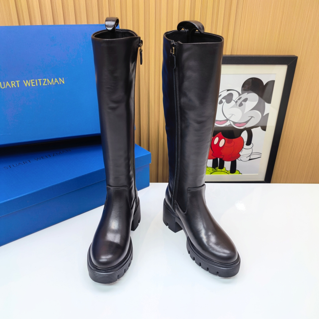 NO:578394,SW knight boots make a grand debut. Two-color inlay, long-leg weapons below the knee. 'An innovative work of mid-calf knight boots'. Just the right height below the knee. Side zipper design outlines neat lines. Two materials to interpret different styles. Brown-yellow imported high-mercerized lamb noodles. Warm caramel tones. Retro and modern feel. Delicate texture enhances the overall texture. Textured calfskin. Tough leather creates a wide boot shape. Classic black to create an unbeatable style. [Core process analysis] 7cm vacuum foamed sponge cake outsole.  Invisible increase without bulkiness, light cushioning, no pressure when walking thousands of steps, side metal zipper, smooth and not stuck, easy to put on and take off, embellishes the overall shape, adds details and highlights. Upper: imported high silk sheepskin lining: sheepskin lining. Outsole: vacuum foam outsole. Size: 34-40 (34, 40 can be customized without return or exchange), boots, stuart weitzman, boots, cowhide, sheepskin, sheep.19860909SW骑士靴重磅登场 双色入·膝盖下的长腿武器 「中筒骑士靴革新之作」 恰到好处的膝下高度 侧拉链设计勾勒利落线条 两种材质演绎不同型格 棕黄色进口高丝光羊京面 温暖焦糖色调 复古摩登感拉满 细腻肌理提升整体质感 质感小牛皮 坚韧皮质塑造挺阔靴型 经典黑色打造不败款【核心工艺解析】 7cm真空发泡松糕大底 隐形增高不笨重 轻盈缓震 日行万步无压力 侧边金属拉链 顺滑不卡顿 穿脱便捷 点缀整体造型 增添细节亮点 鞋面:进口高丝光羊京 内里:绵羊皮内里 大底:真空发泡大底 码数:34-40（34、40 订做不退不换）,靴子,stuart weitzman,boots,cowhide,sheepskin,sheep,Women's Shoes