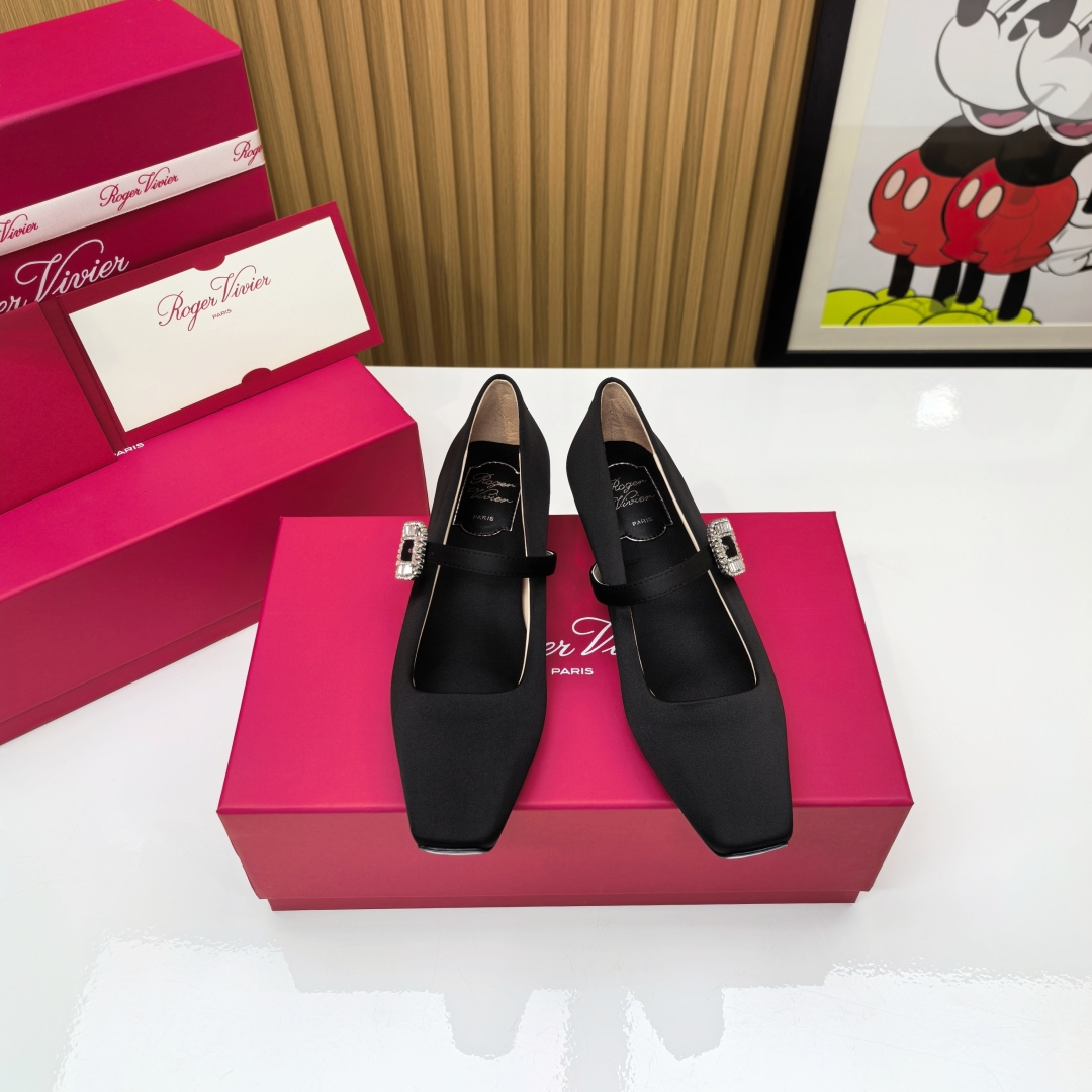 NO:613867,2025Ss RV silk square-toe shoes are full of high-end feel!  This pair of RV is definitely a French style lazy ceiling. Italian craftsmanship meets oriental silk. The square toe design outlines minimalist lines. The 2.5cm hidden square heel quietly cushions the elegant arc. Every step is at the balance point of comfort and sophistication. The instep strap gently wraps around the French style. It is not a restraint, but just the right gentle embrace. High-density silk upper, mixed sheepskin lining, Italian genuine leather outsole.  Size 34-40 (34.40 non-returnable and non-exchangeable), single shoes, sheepskin, real silk, Leather soles198609092025Ss RV真丝方头单鞋 高级感拉满！ 这双RV 绝对是法式慵懒天花板 当意大利匠心邂逅东方真丝 方头设计勾勒极简线条 2.5cm隐藏式方跟悄然垫起优雅弧度 每一步都踏在舒适与精致的平衡点 脚背系带轻绕出法式风情 不是束缚 而是恰到好处的温柔拥抱 鞋面高密度真丝 内里混种羊皮 大底意大利真皮大底 码数34-40（34.40 不退不换）,单鞋,sheepskin,real silk,Leather soles,Women's Shoes