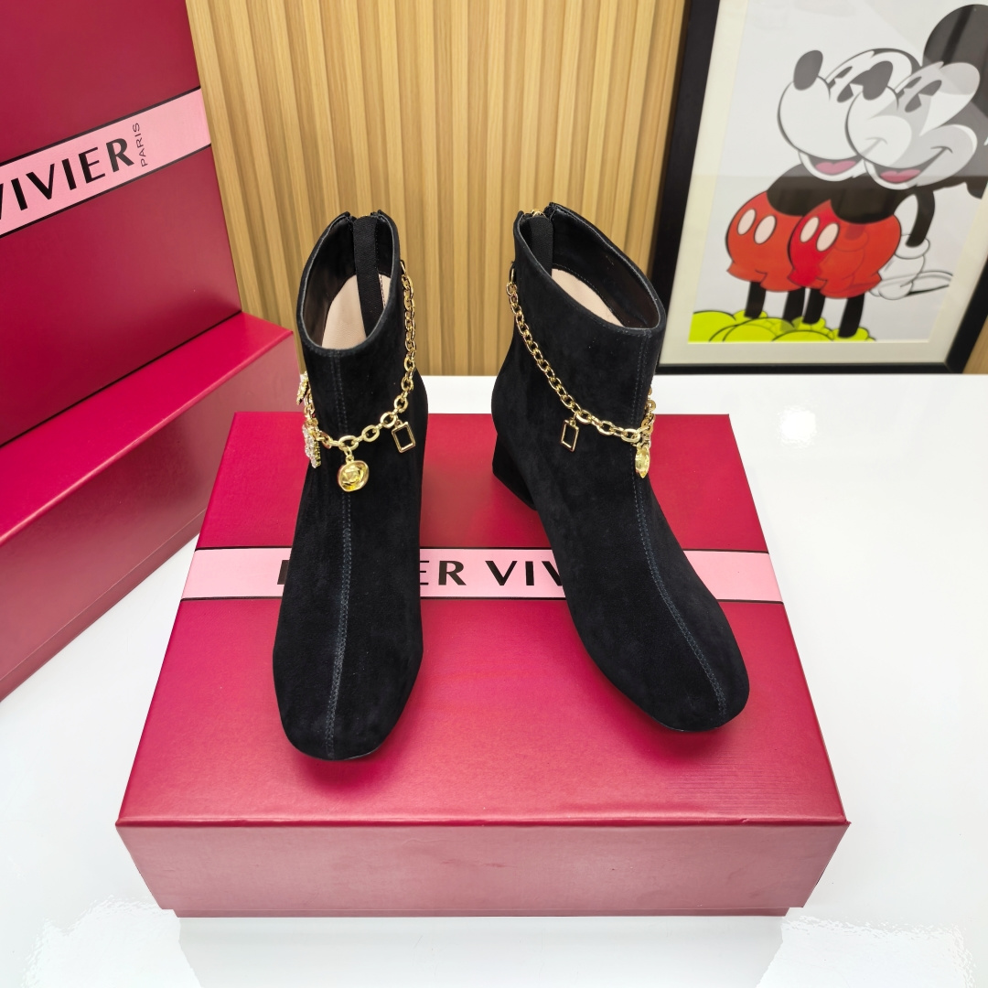 NO:613849,The 2025 RV metal chain short boots unlock a new modern posture. The 4.5cm fairy heel height hides the mystery of mechanics. The secret of an urban girl who can effortlessly support her aura. The Italian genuine leather outsole makes a sonorous echo. Every step is like composing a fashionable beat on the Milan stone road. RV's new metal chain hangs from the boot leg. It is not a decoration, but a moving modern art installation. The cold light echoes with the architectural lines. It is the magic key to instantly light up the basic style.  When calf leather meets industrial-looking metal, the game of hardness and softness becomes the standard for advanced players. The slightly wide boot cuff wraps up the slender ankle, creating a looming visual game while walking. Upper calf leather/sheep lining. Lining mixed sheep lining. Outsole. Italian leather outsole. Size: 34-40 (34.40, custom-made, non-returnable, non-exchangeable), boots, boots, cowhide, sheep, Leather soles198609092025 款 RV金属链条短靴 解锁摩登新姿势 4.5cm神仙跟高暗藏力学玄机 撑起气场不费力的都市女郎秘诀 意大利真皮大底踏出铿锵回响 每一步都像在米兰石板路谱写时尚节拍 靴筒悬垂着RV全新金属链条 不是装饰 是移动的现代艺术装置 冷光流转间与建筑线条遥相呼应 瞬间点亮基础款穿搭的魔法钥匙 当小牛皮革遇见工业感金属 刚柔博弈成就高级玩家标配 微阔靴口收束出纤细脚踝 在行走间制造若隐若现的视觉游戏 鞋面小牛皮/羊京 内里混种羊内里 大底意大利真皮大底 码数34-40（34.40 订做不退不换）,靴子,boots,cowhide,sheep,Leather soles,Women's Shoes